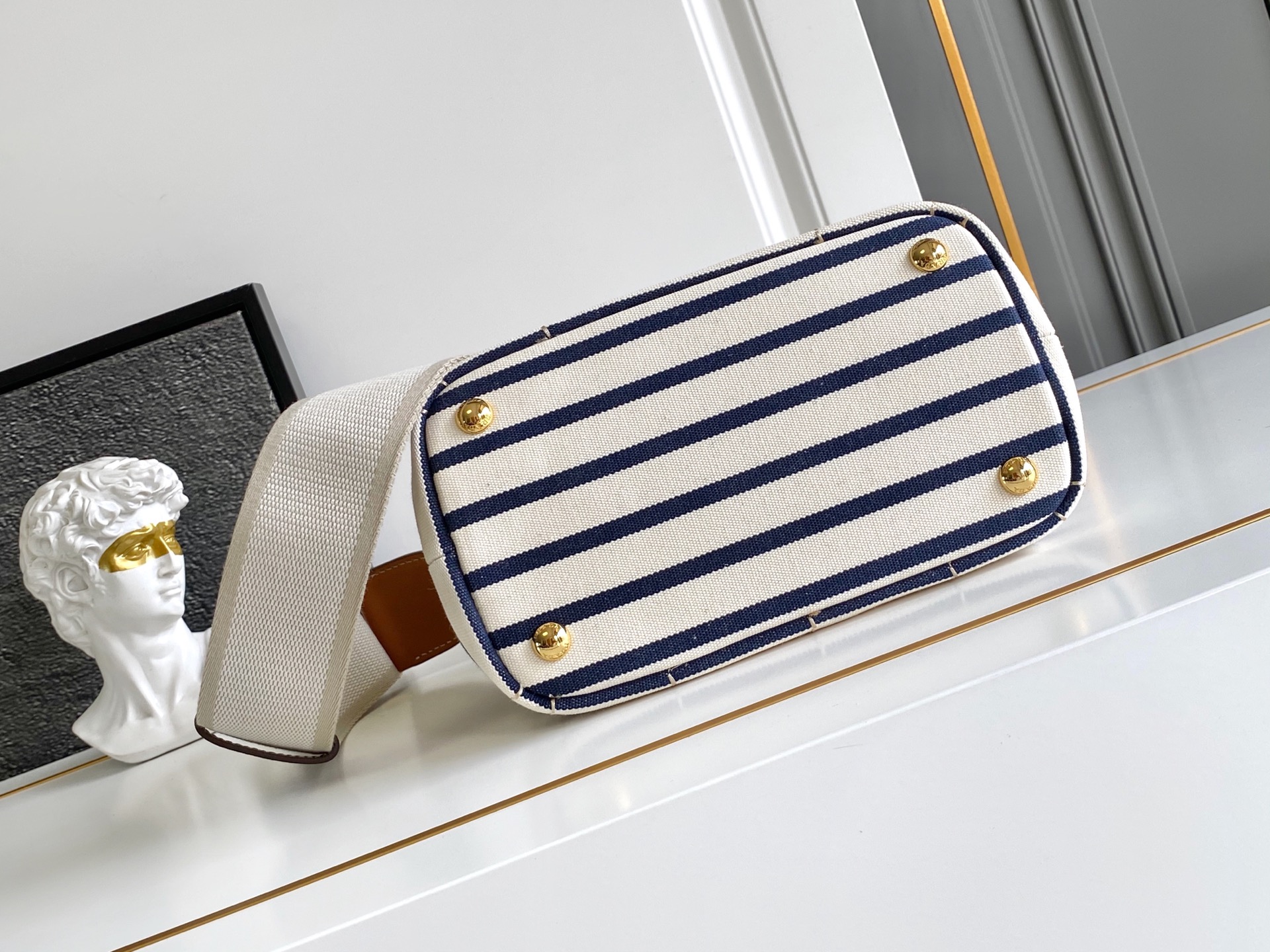 Prada 重新诠释典范型格 选用棉质帆布制成