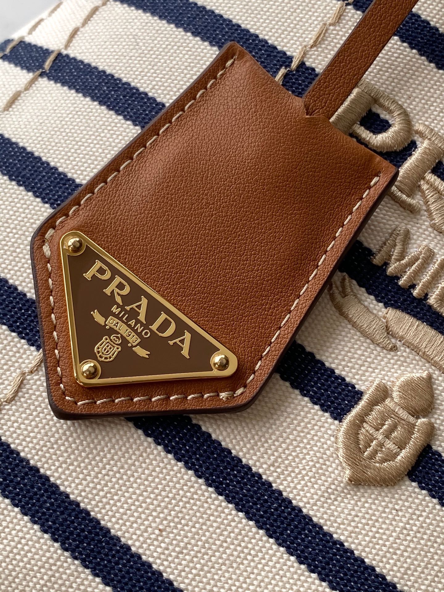 Prada 重新诠释典范型格 选用棉质帆布制成