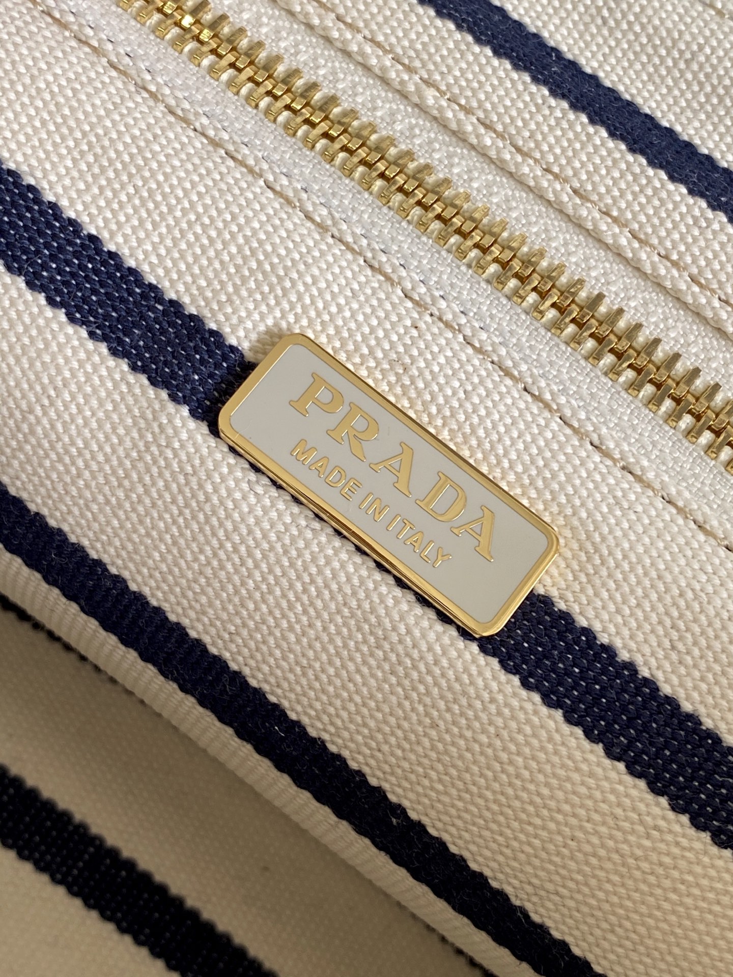 Prada 重新诠释典范型格 选用棉质帆布制成