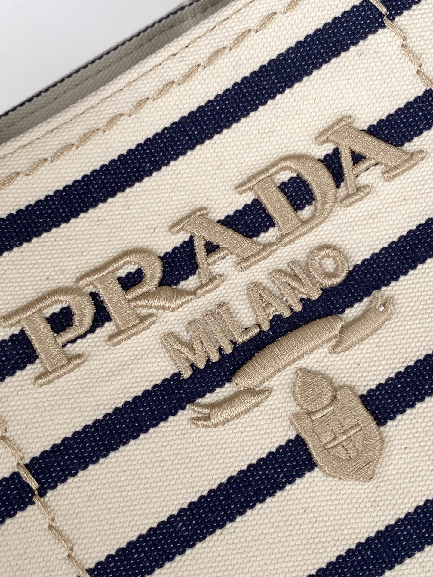 Prada 重新诠释典范型格 选用棉质帆布制成
