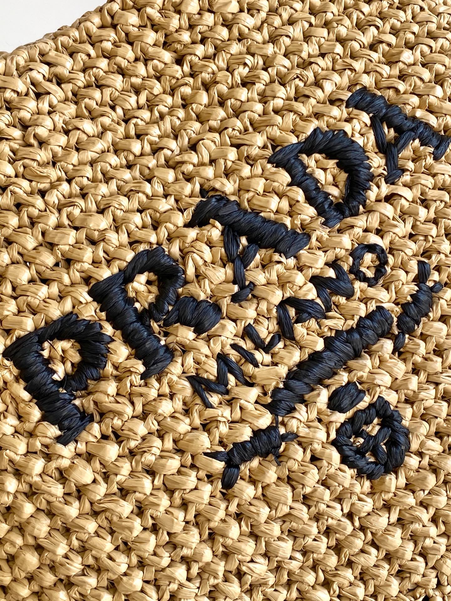 Prada 这款托特包采用洋溢夏日风情的轻质天然酒椰纤维打造 柔和的解构式设计赋予包身别样的现代魅力