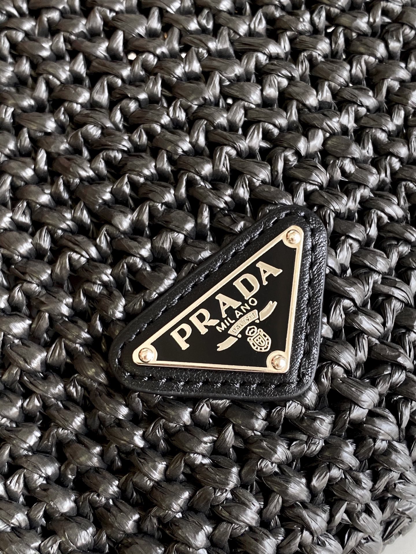 Prada 这款托特包采用洋溢夏日风情的轻质天然酒椰纤维打造 柔和的解构式设计赋予包身别样的现代魅力