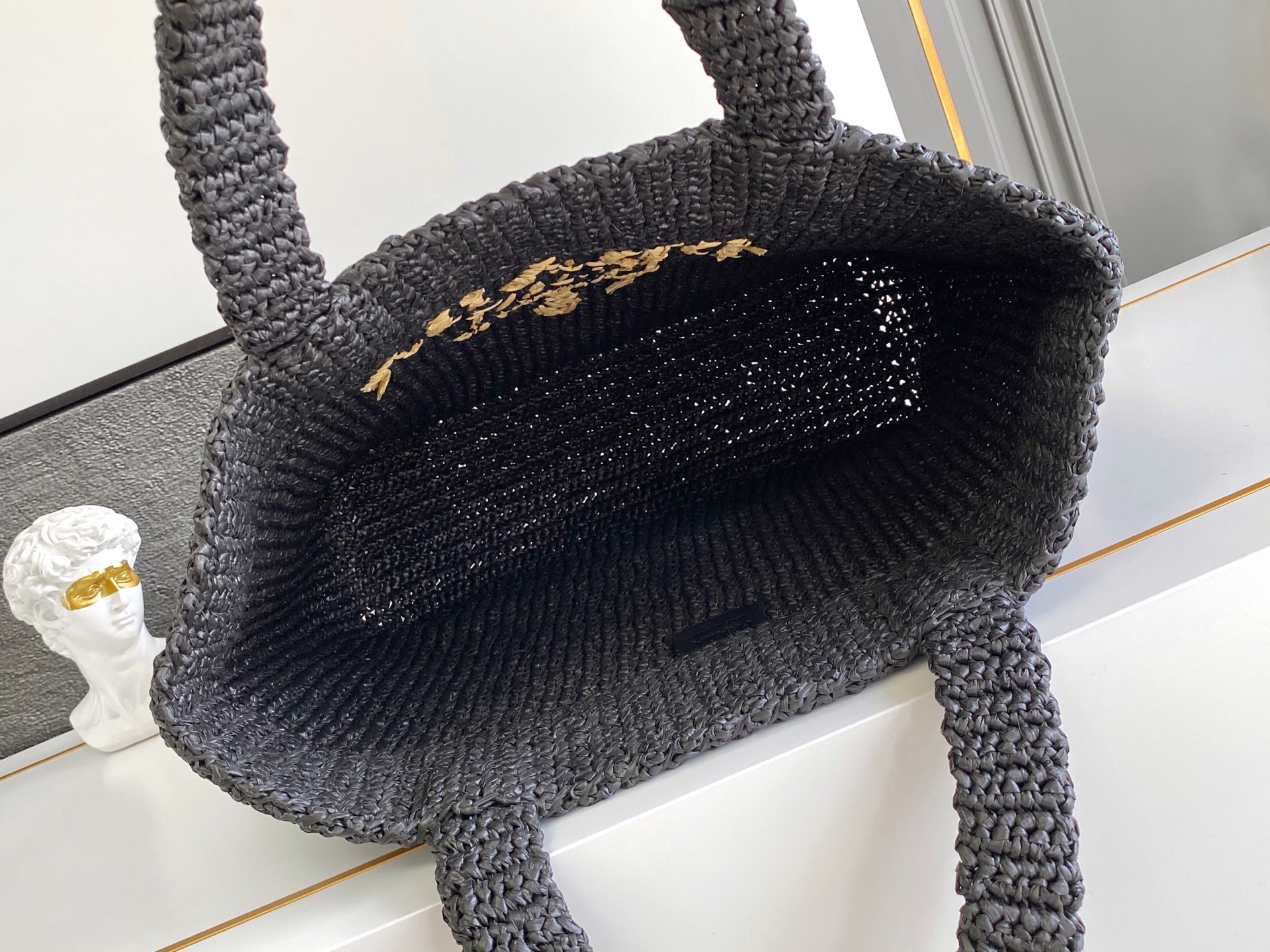 Prada 这款托特包采用洋溢夏日风情的轻质天然酒椰纤维打造 柔和的解构式设计赋予包身别样的现代魅力