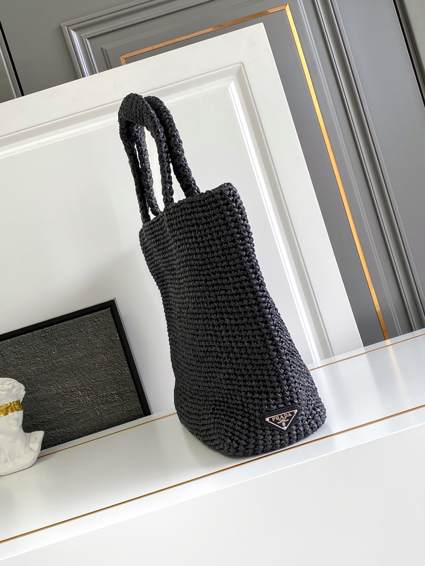 Prada 这款托特包采用洋溢夏日风情的轻质天然酒椰纤维打造 柔和的解构式设计赋予包身别样的现代魅力