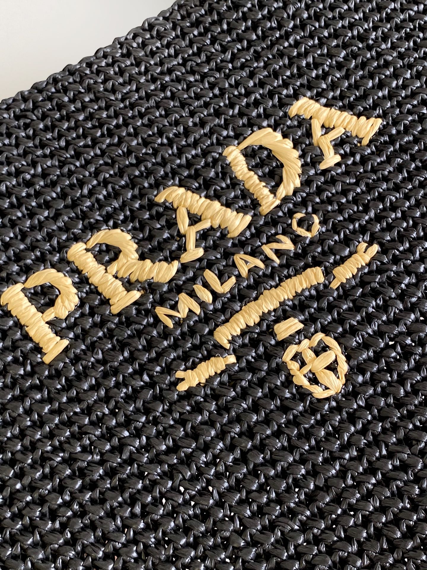Prada 这款托特包采用洋溢夏日风情的轻质天然酒椰纤维打造 柔和的解构式设计赋予包身别样的现代魅力