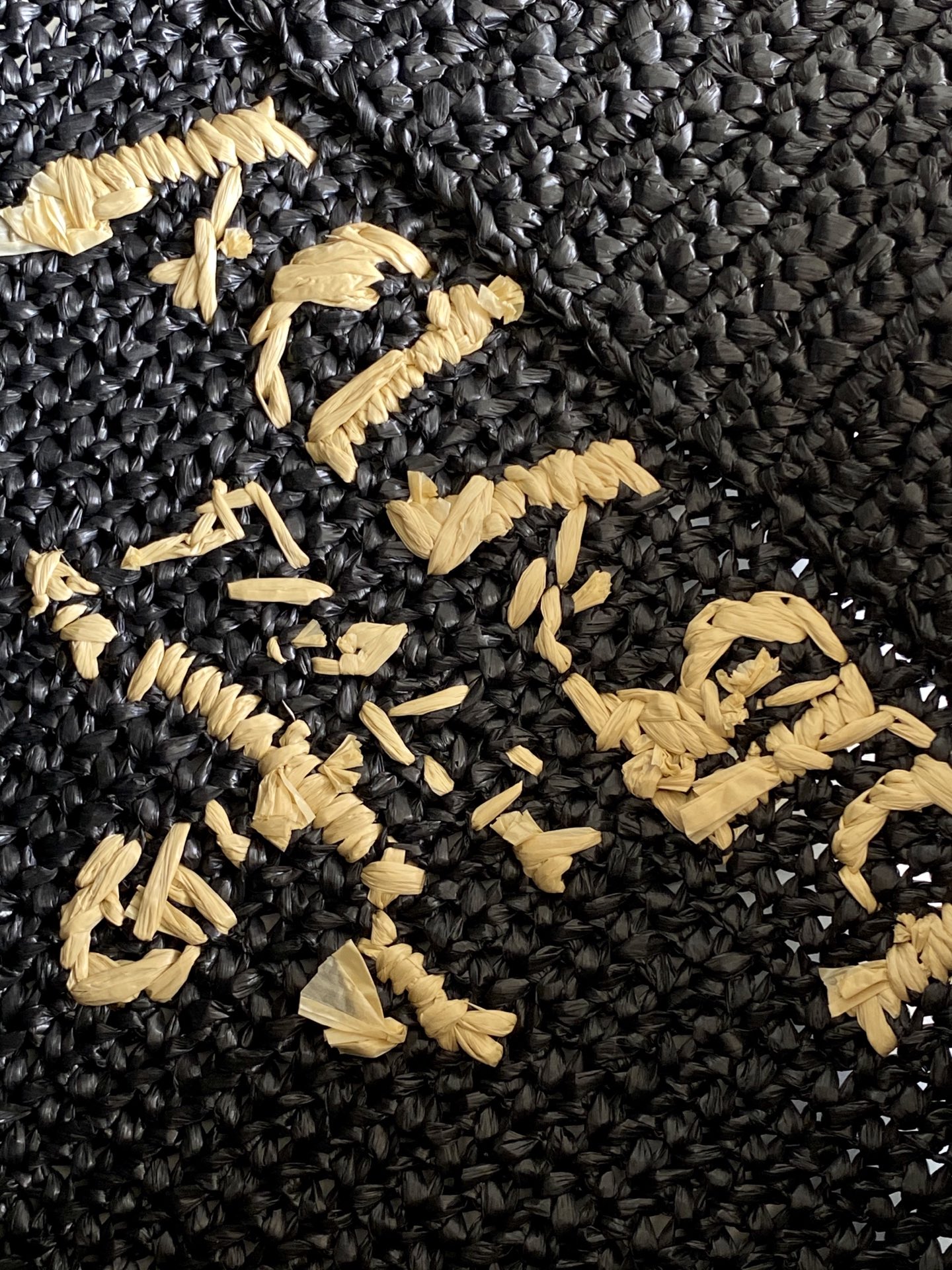 Prada 这款托特包采用洋溢夏日风情的轻质天然酒椰纤维打造 柔和的解构式设计赋予包身别样的现代魅力
