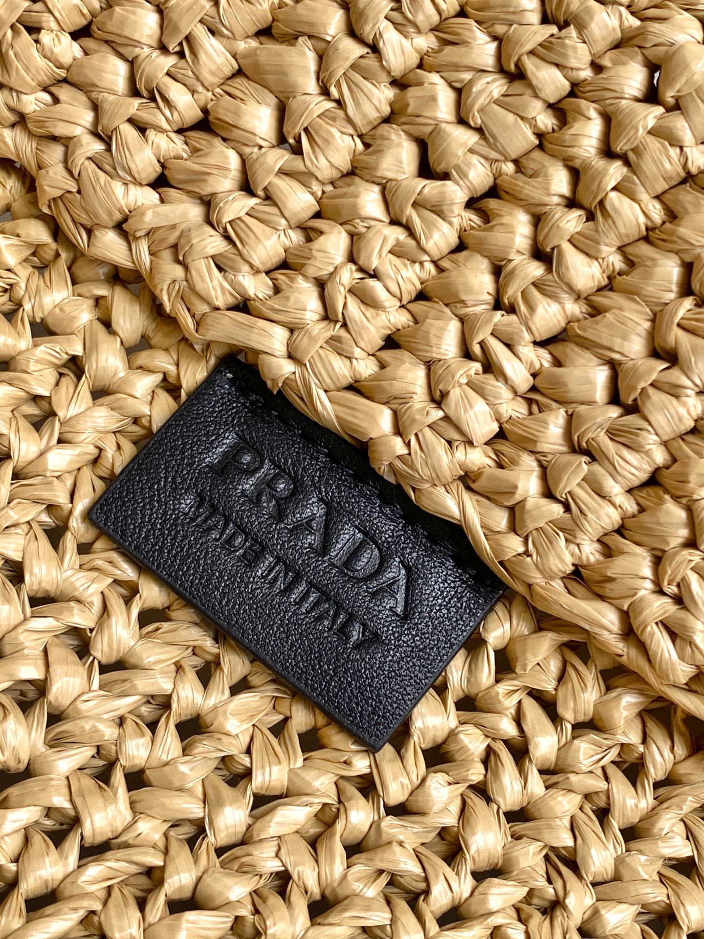 Prada 这款托特包采用洋溢夏日风情的轻质天然酒椰纤维打造 柔和的解构式设计赋予包身别样的现代魅力