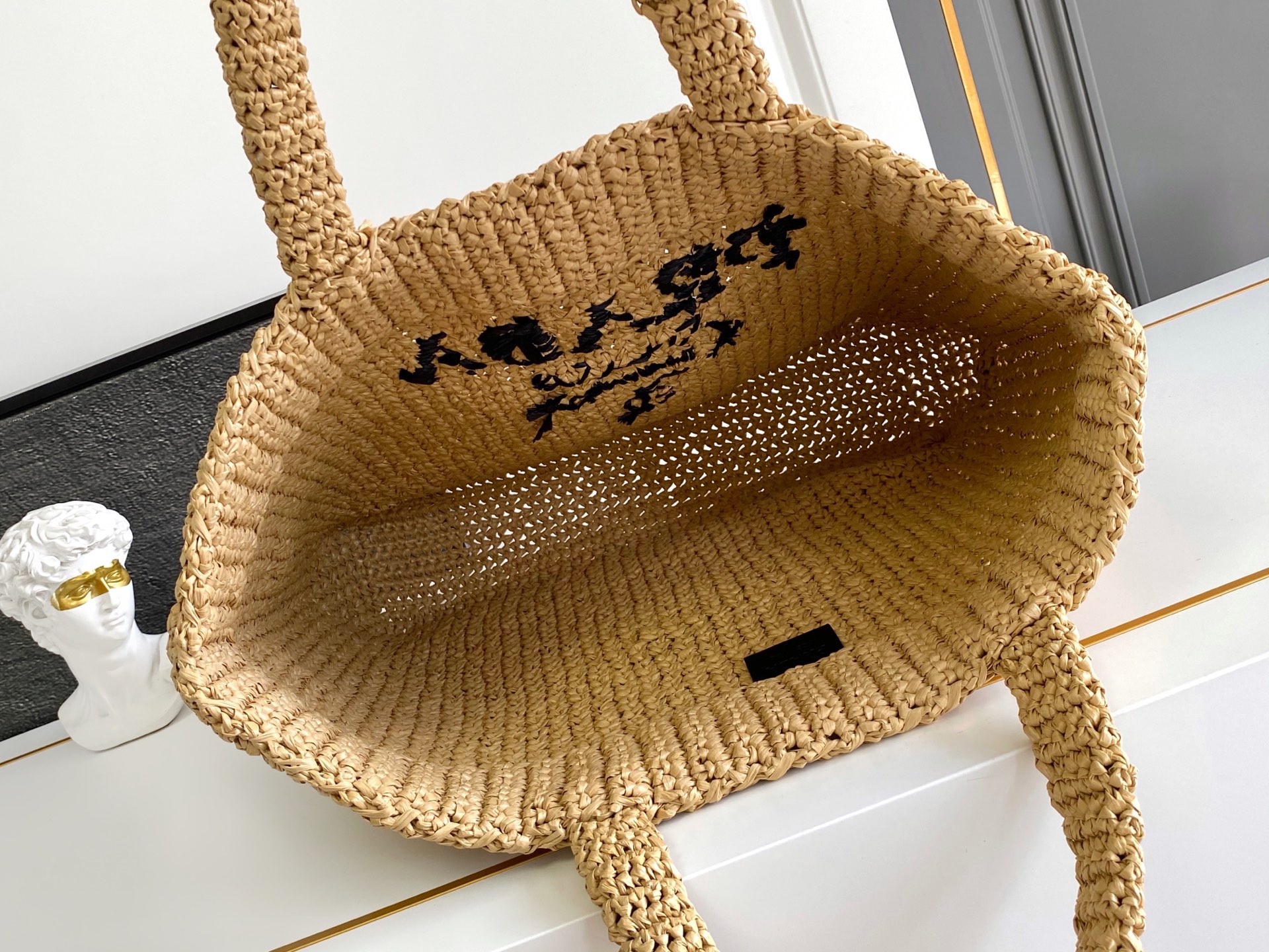 Prada 这款托特包采用洋溢夏日风情的轻质天然酒椰纤维打造 柔和的解构式设计赋予包身别样的现代魅力