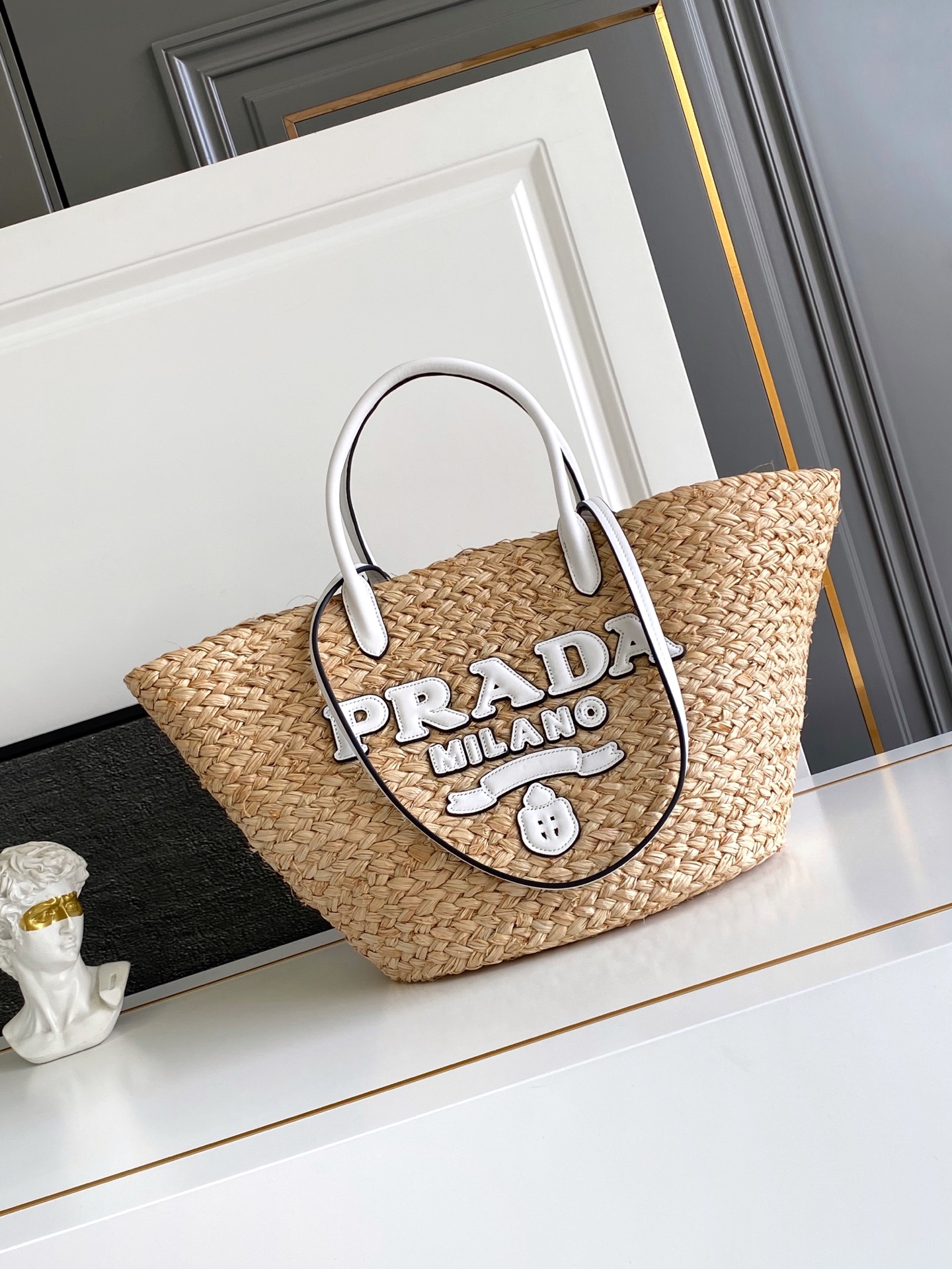 Prada 新款菜篮子 拉菲草菜篮子 这款现代而 的托特包结合Raffia和皮革细节 洋溢夏日气息
