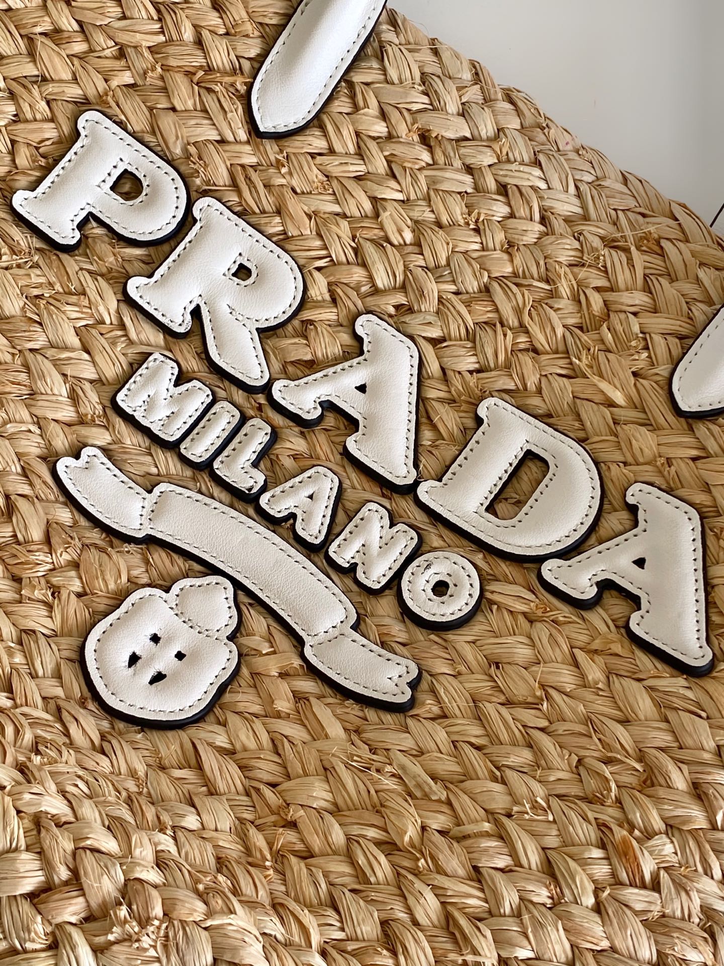Prada 新款菜篮子 拉菲草菜篮子 这款现代而 的托特包结合Raffia和皮革细节 洋溢夏日气息