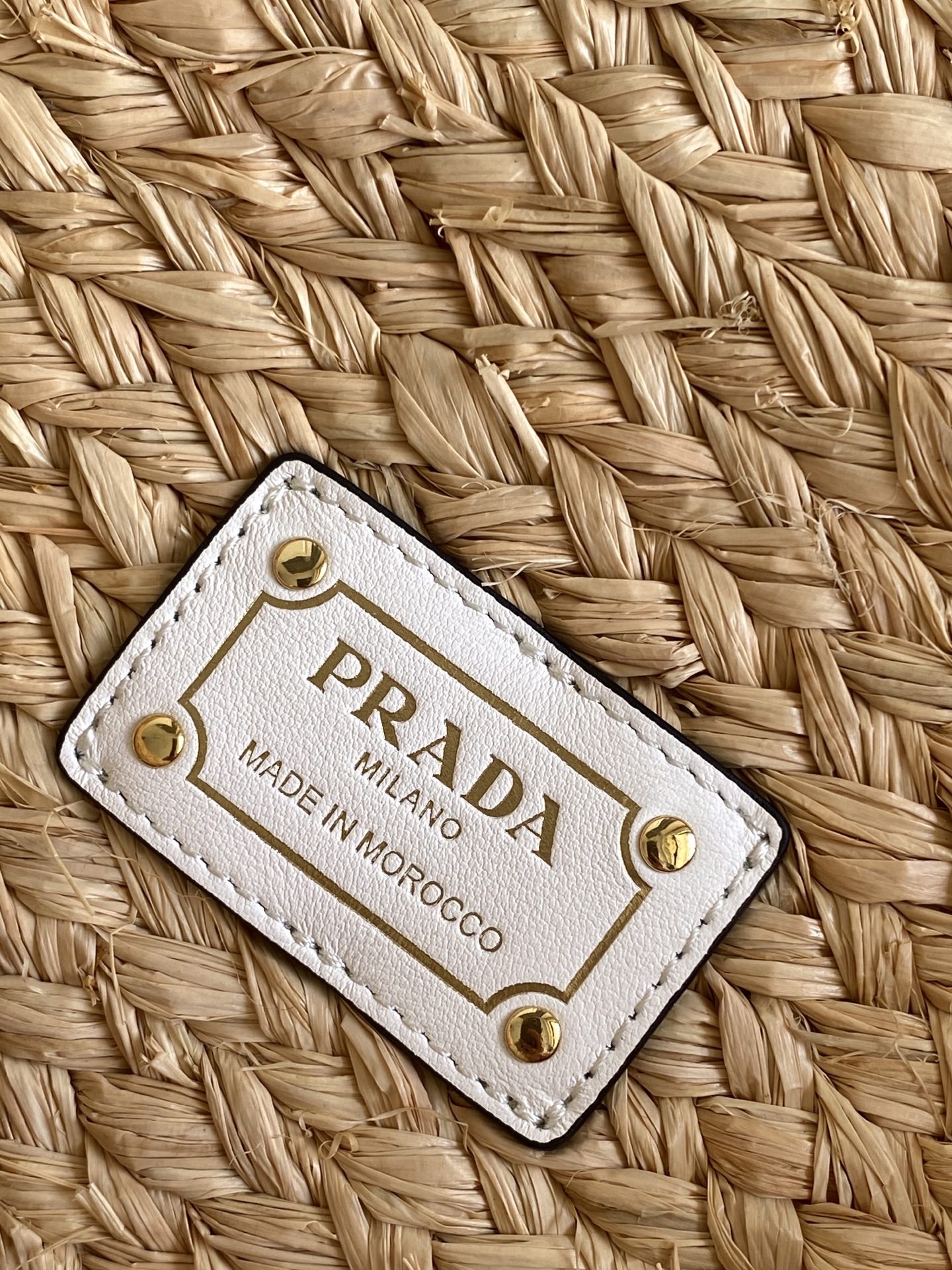 Prada 新款菜篮子 拉菲草菜篮子 这款现代而 的托特包结合Raffia和皮革细节 洋溢夏日气息