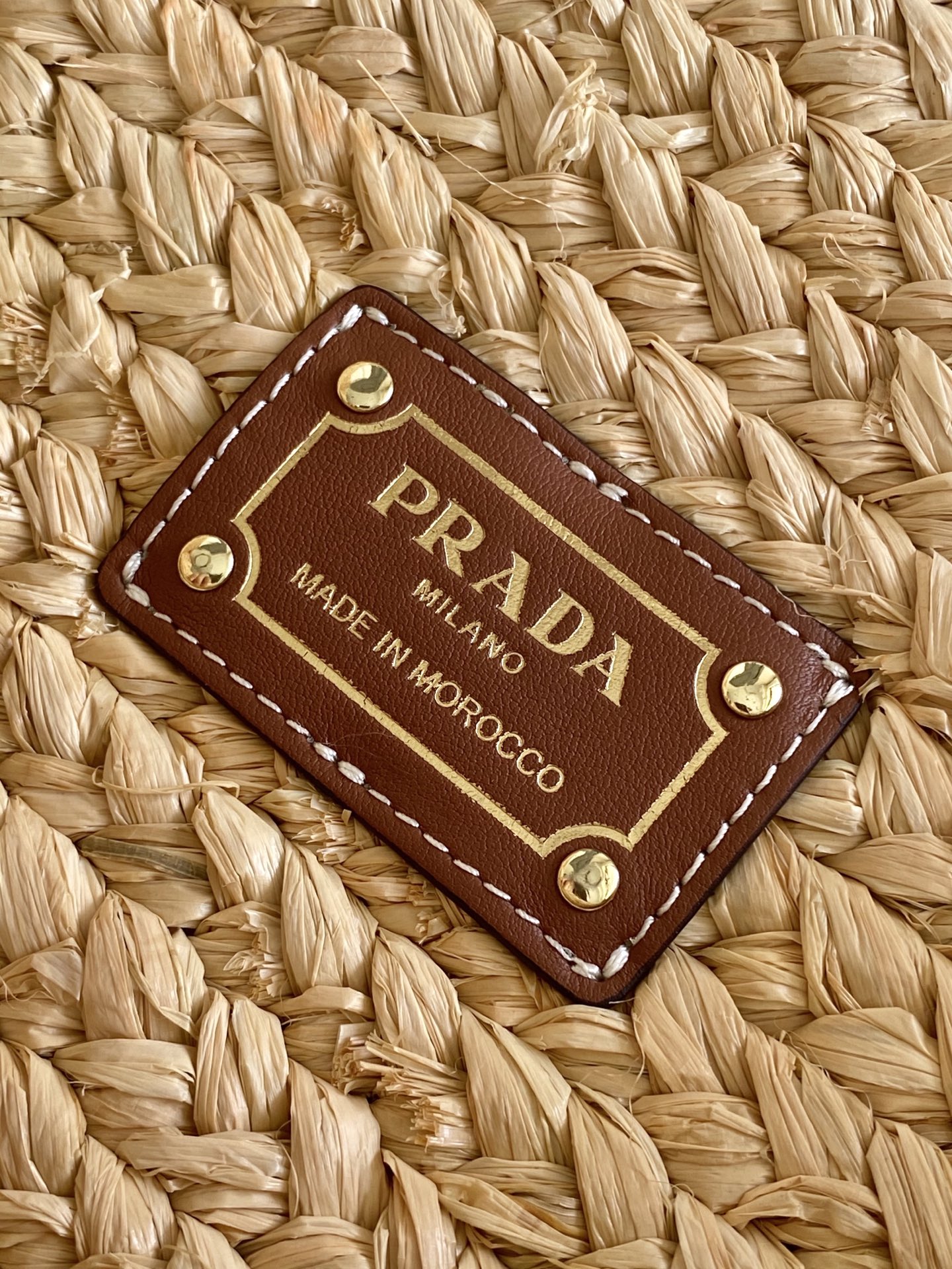 Prada 新款菜篮子 拉菲草菜篮子 这款现代而 的托特包结合Raffia和皮革细节 洋溢夏日气息