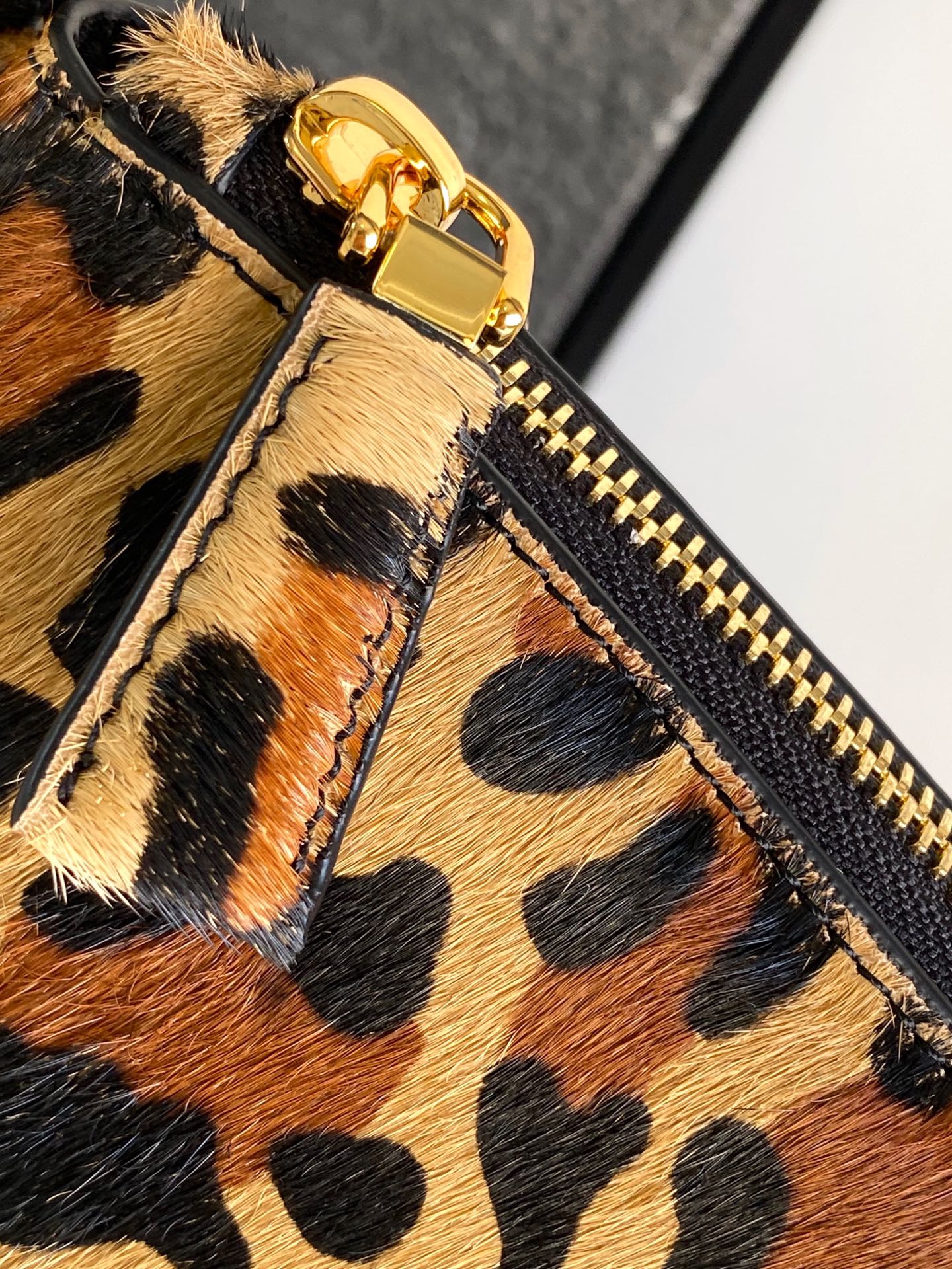 Loewe 新款豹纹（大号39CM） 单肩包的设计灵感源自对Hobo廓形的探索 线条柔美
