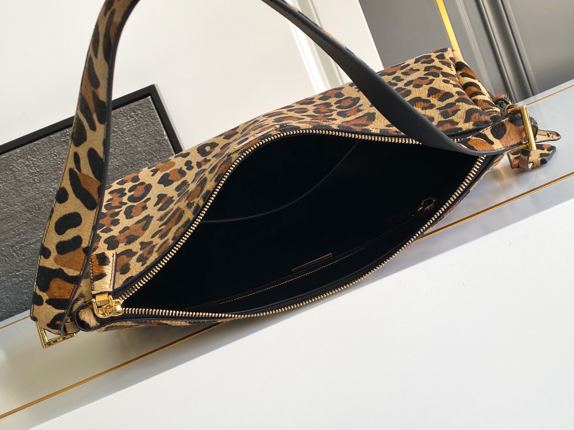 Loewe 新款豹纹（大号39CM） 单肩包的设计灵感源自对Hobo廓形的探索 线条柔美