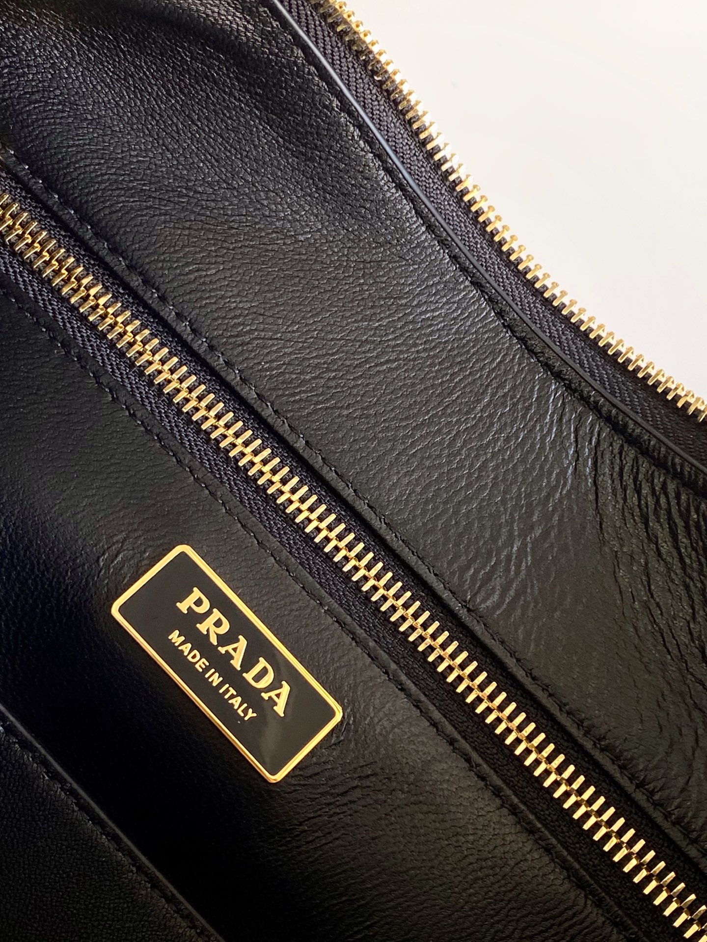 Loewe 新款豹纹（大号39CM） 单肩包的设计灵感源自对Hobo廓形的探索 线条柔美