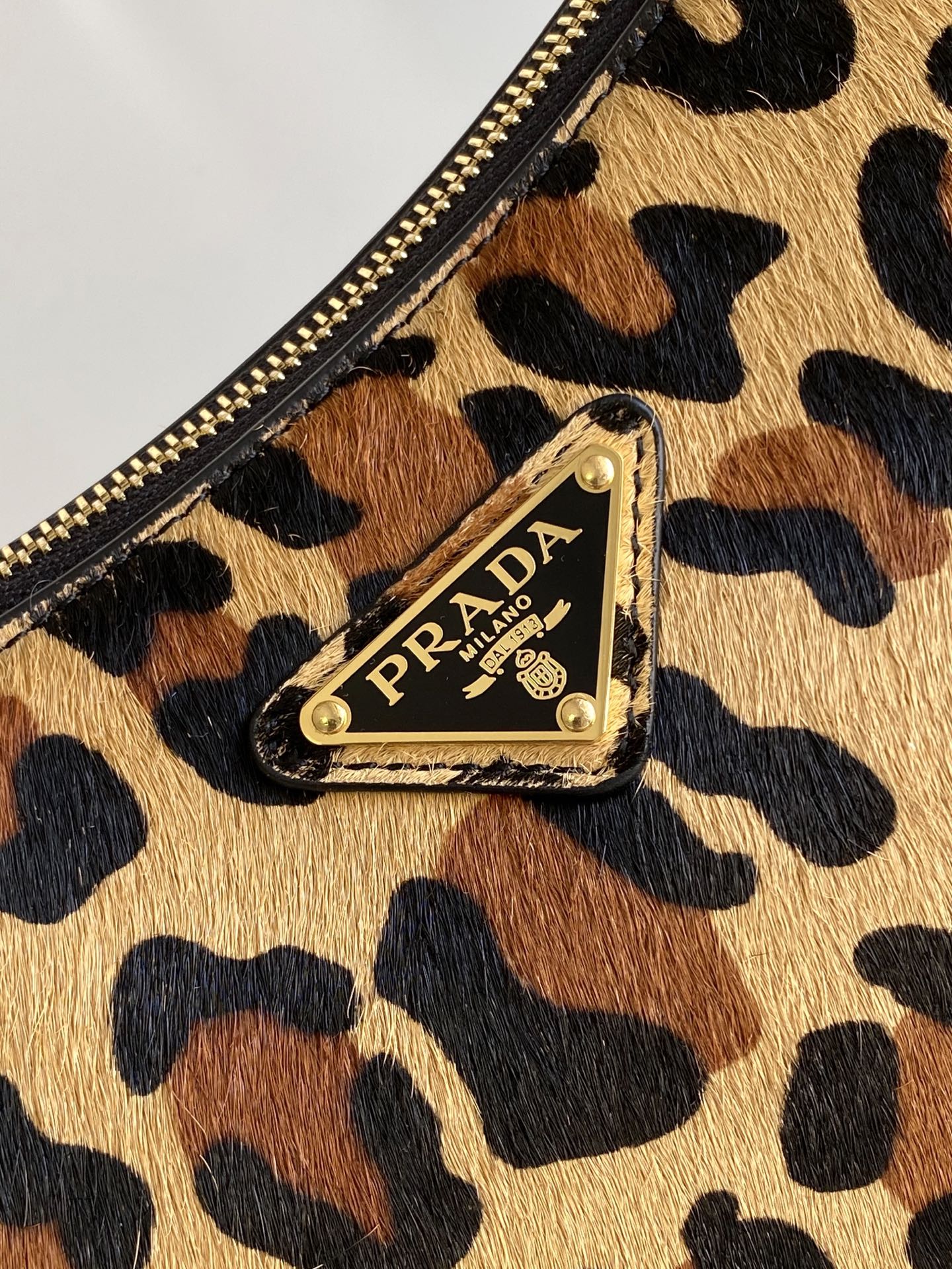 Loewe 新款豹纹（大号39CM） 单肩包的设计灵感源自对Hobo廓形的探索 线条柔美