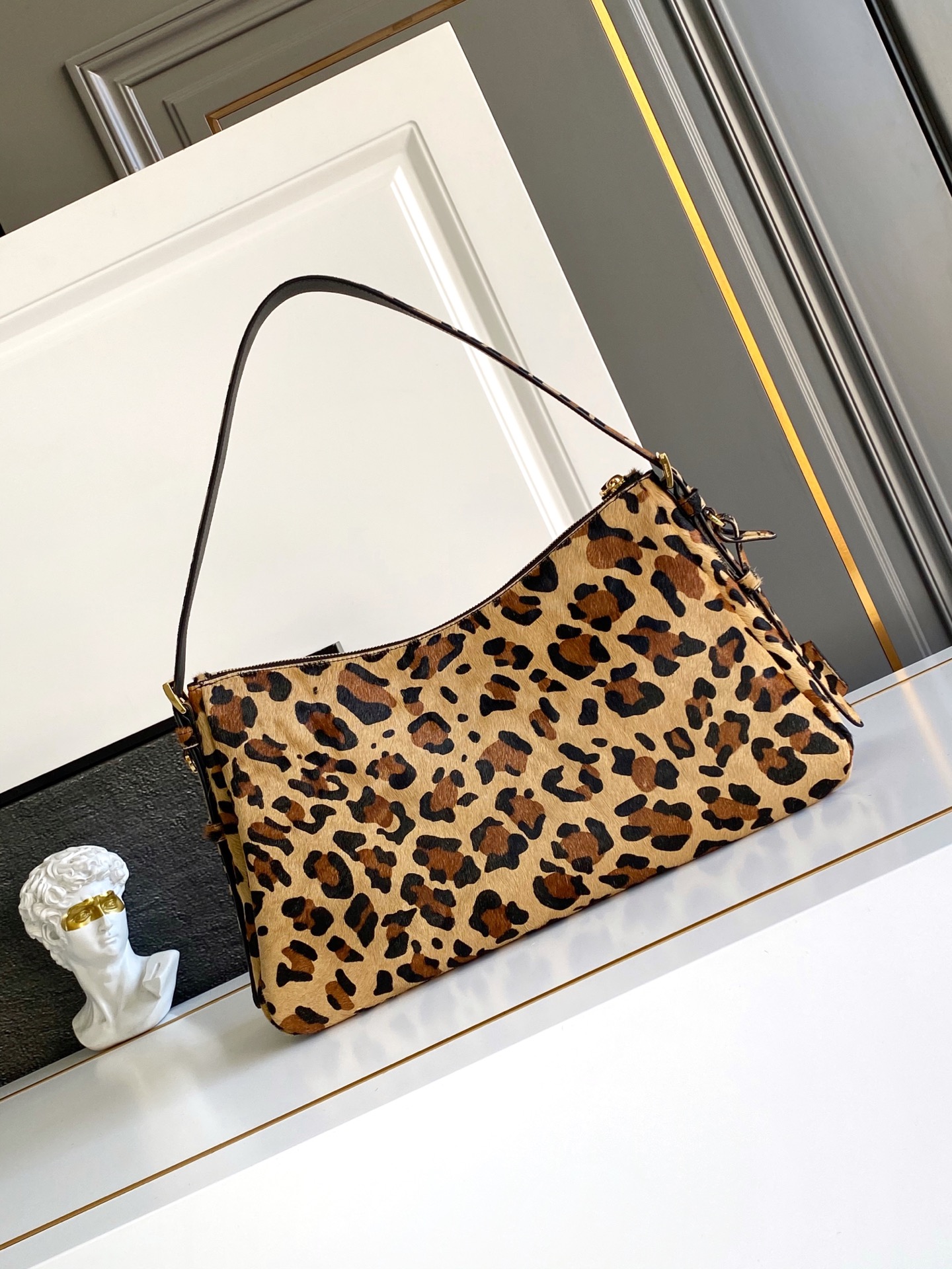 Loewe 新款豹纹（大号39CM） 单肩包的设计灵感源自对Hobo廓形的探索 线条柔美