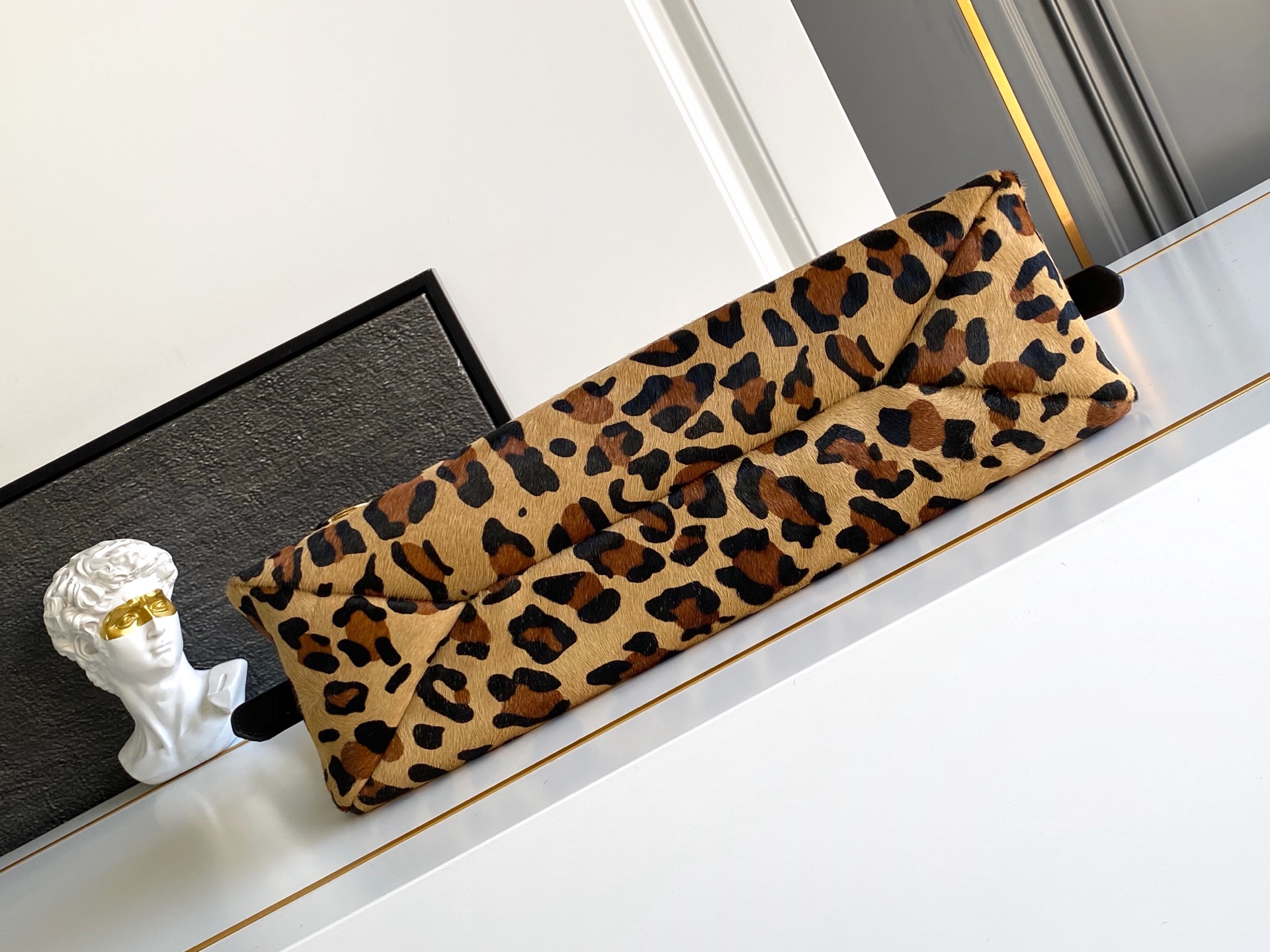Loewe 新款豹纹（大号39CM） 单肩包的设计灵感源自对Hobo廓形的探索 线条柔美