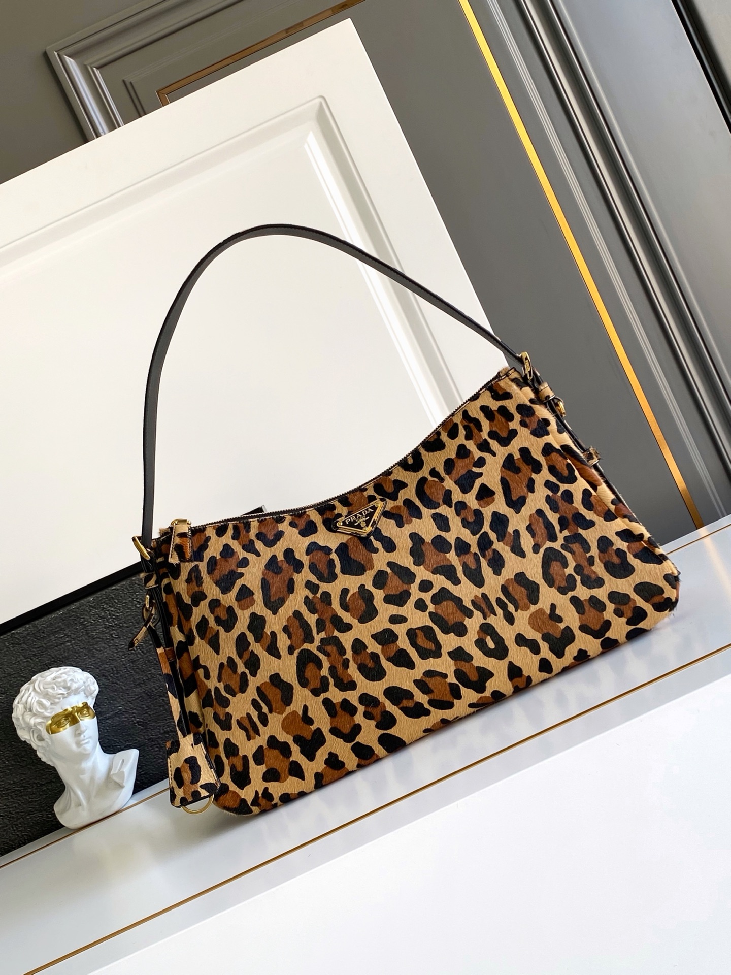 Loewe 新款豹纹（大号39CM） 单肩包的设计灵感源自对Hobo廓形的探索 线条柔美