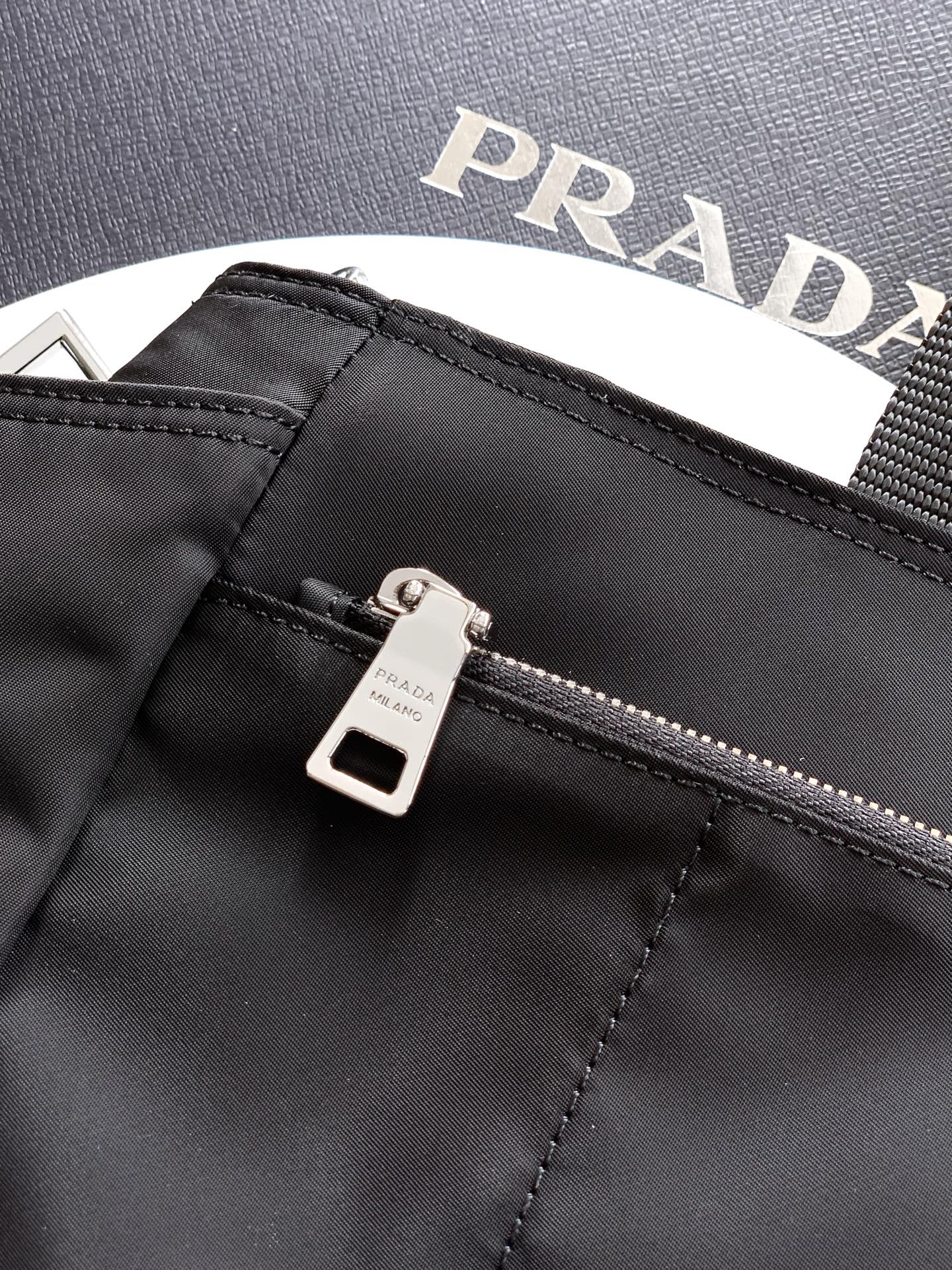 Prada 妈咪包