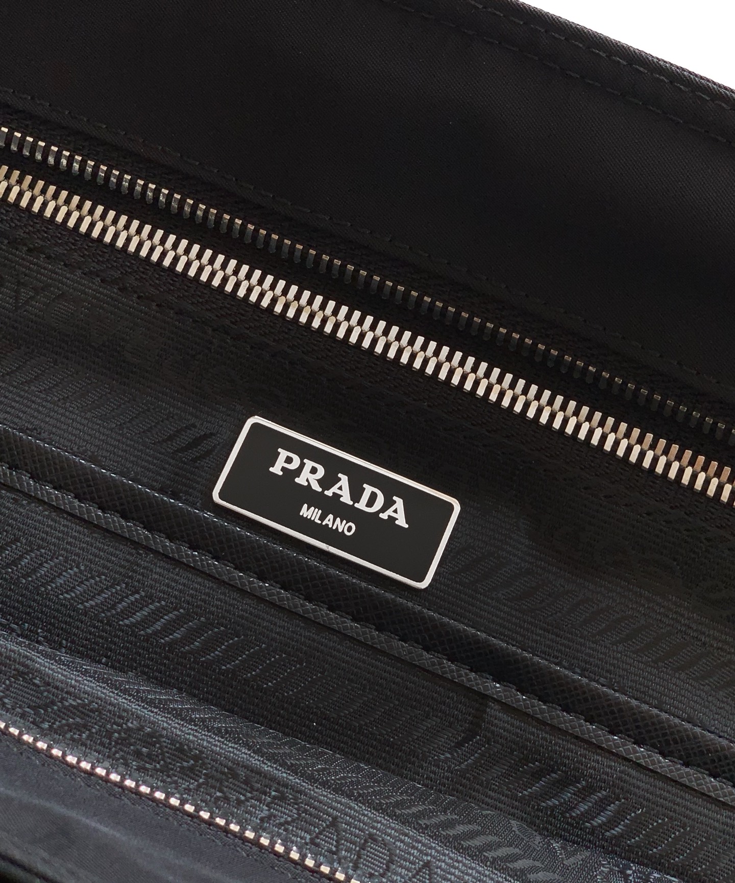 Prada 妈咪包