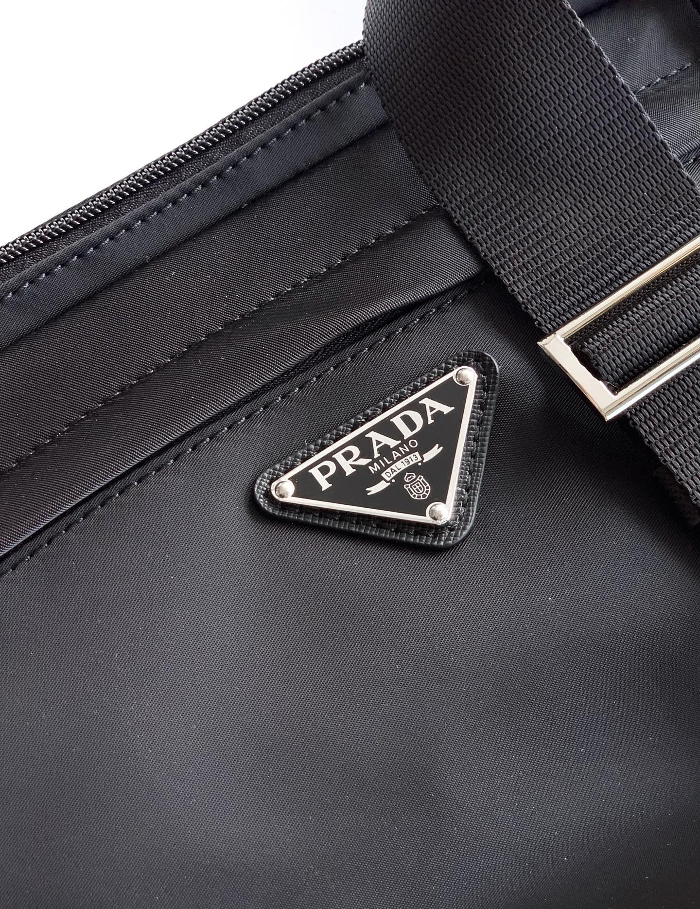 Prada 邮差包