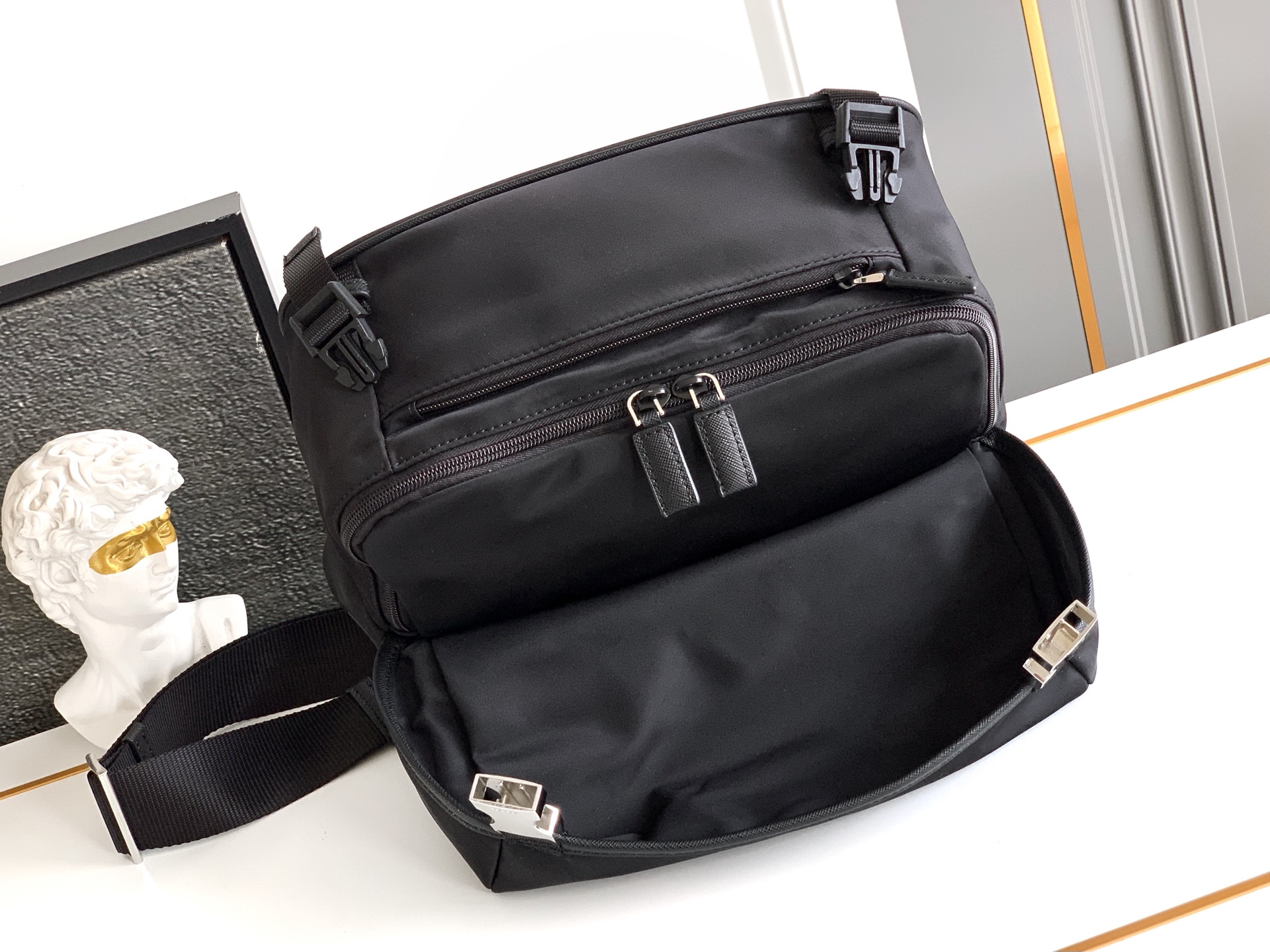 Prada 邮差包