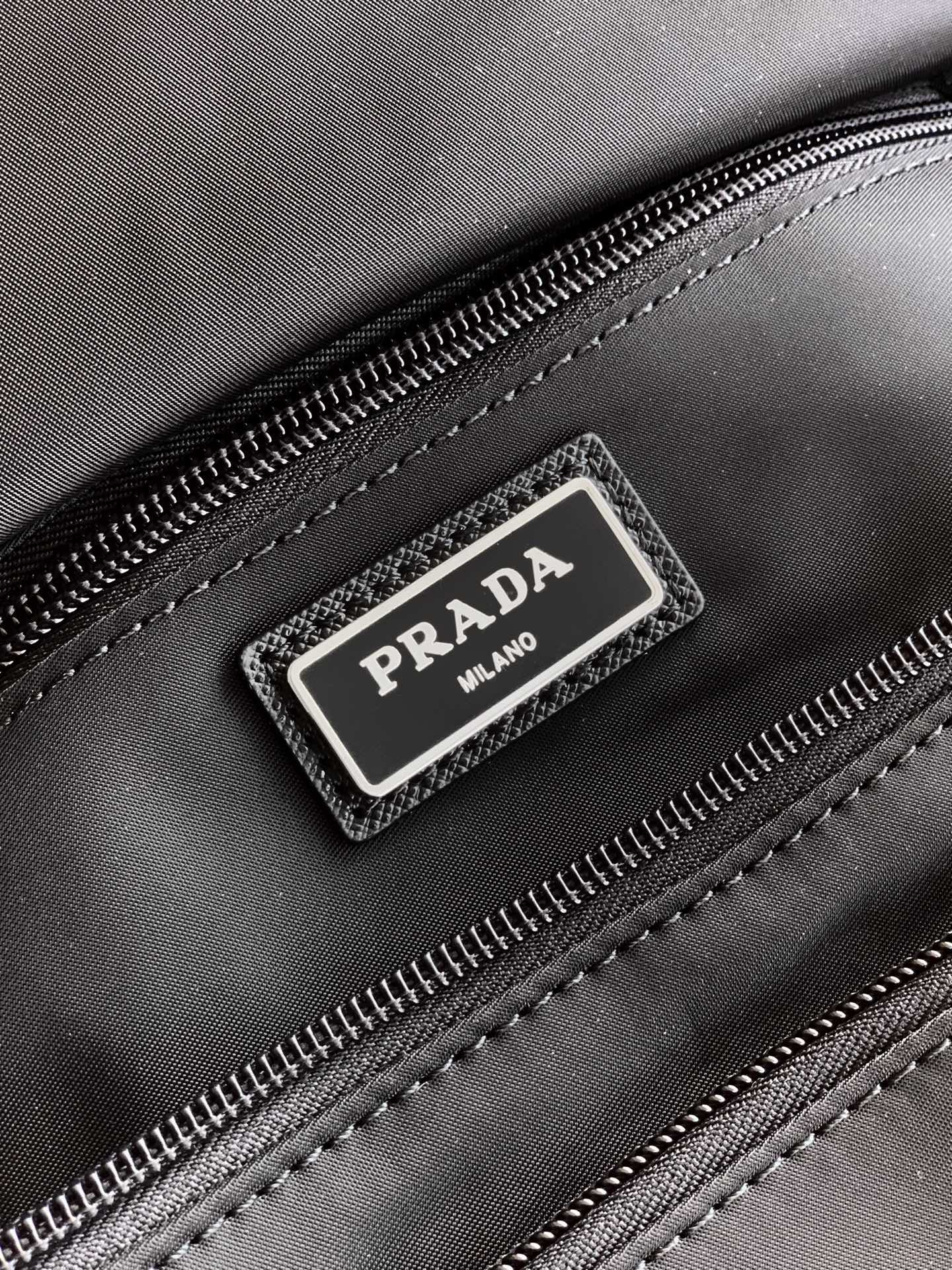 Prada 邮差包
