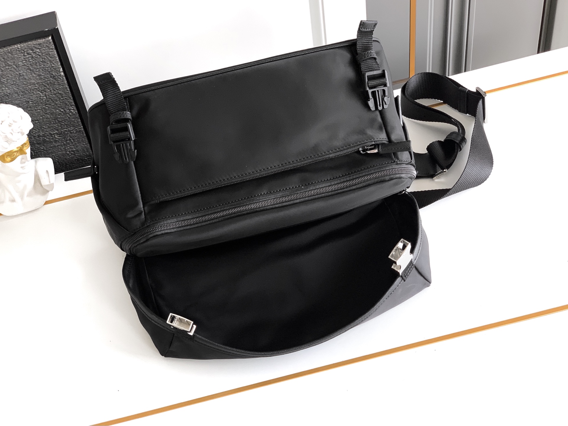 Prada 邮差包