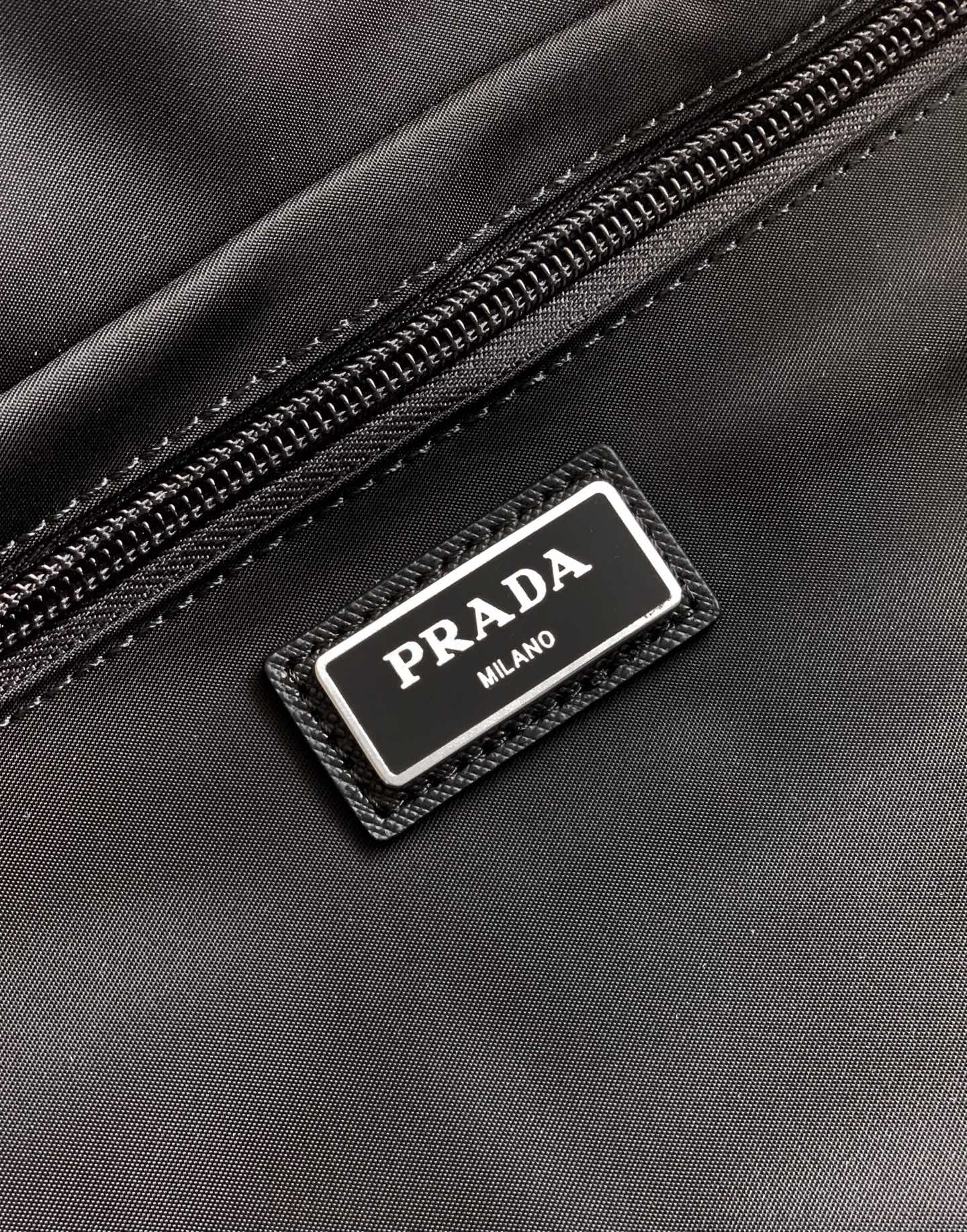 Prada 邮差包