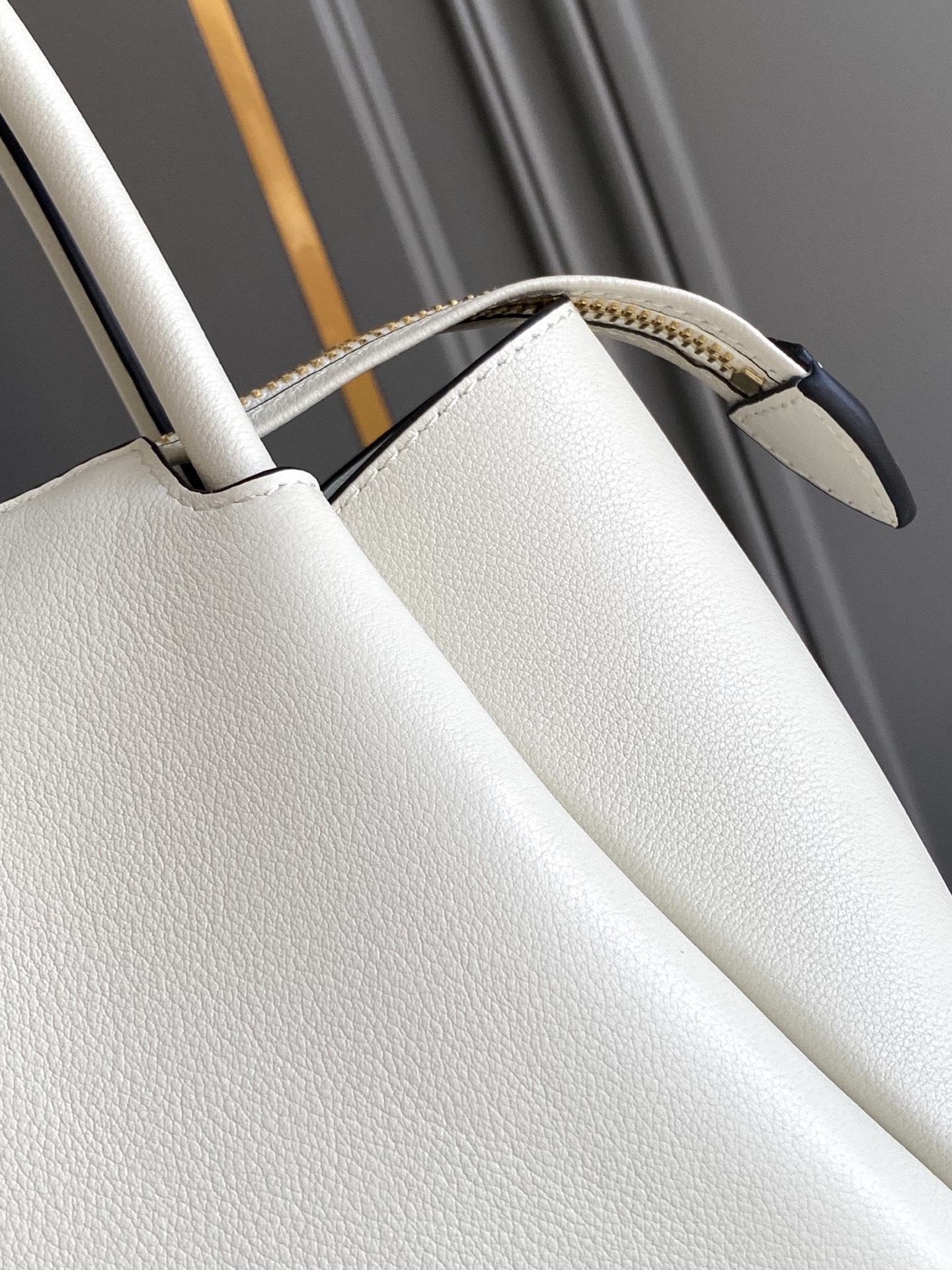 プレミアムレザー ハンド＆ショルダーバッグ 本革 大容量 2室仕切り