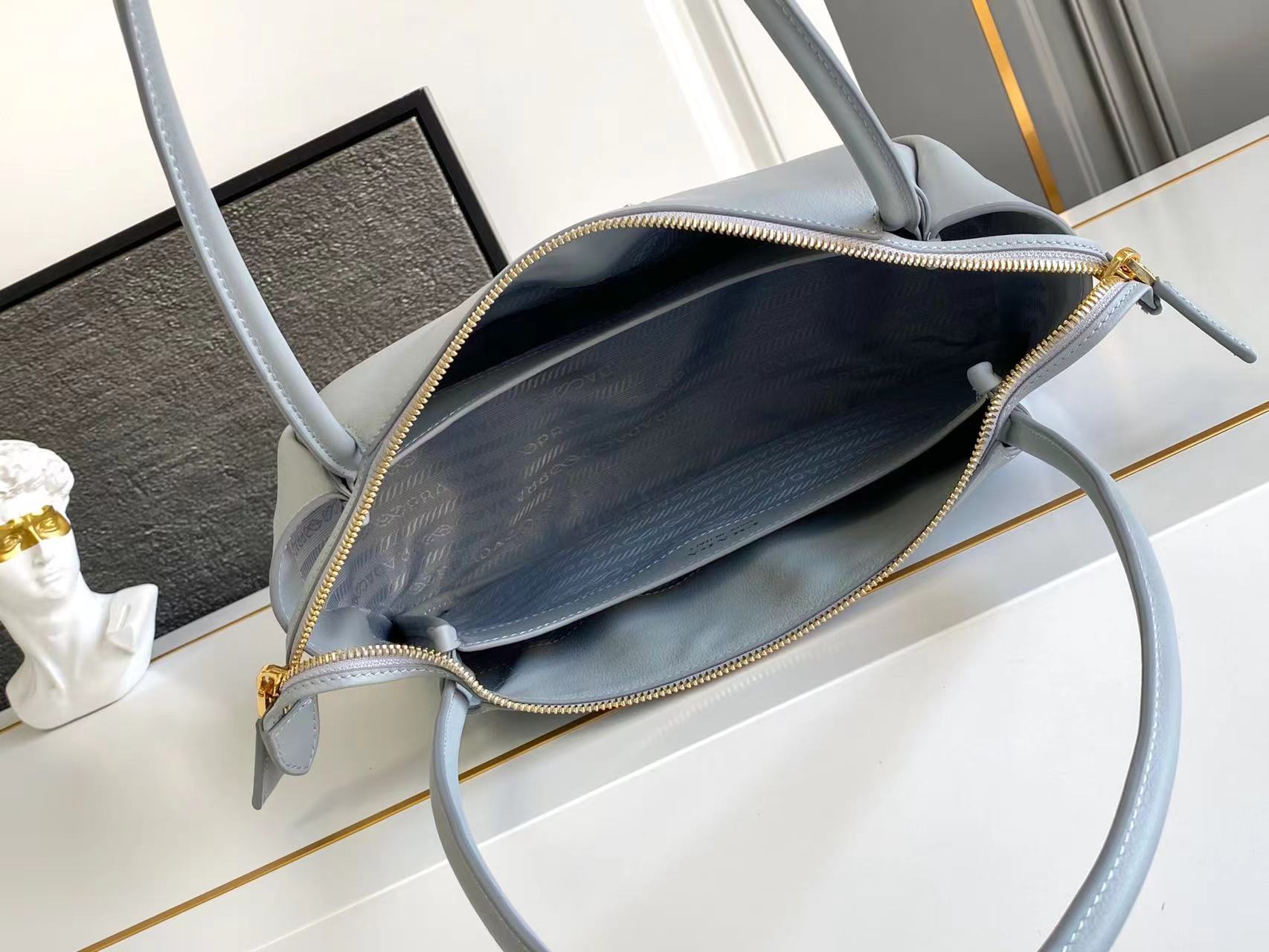 肩掛けトート イタリアンレザー 2WAY 収納豊富 ミニマル 上品