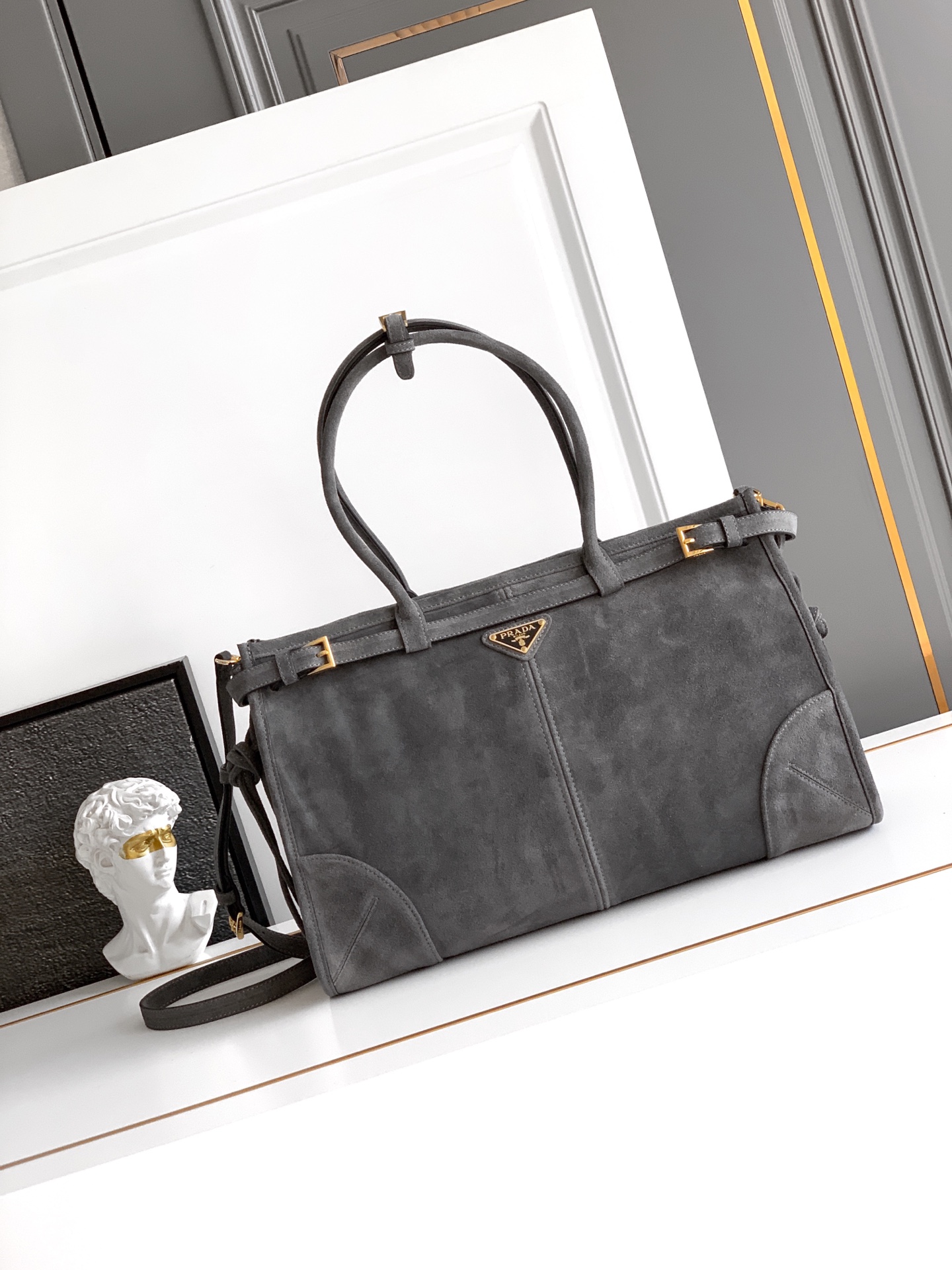 Prada 油‮的⁠亮‬‎色泽‮‬‎散发‮古⁠出‬‎典‮息⁠气‬‎