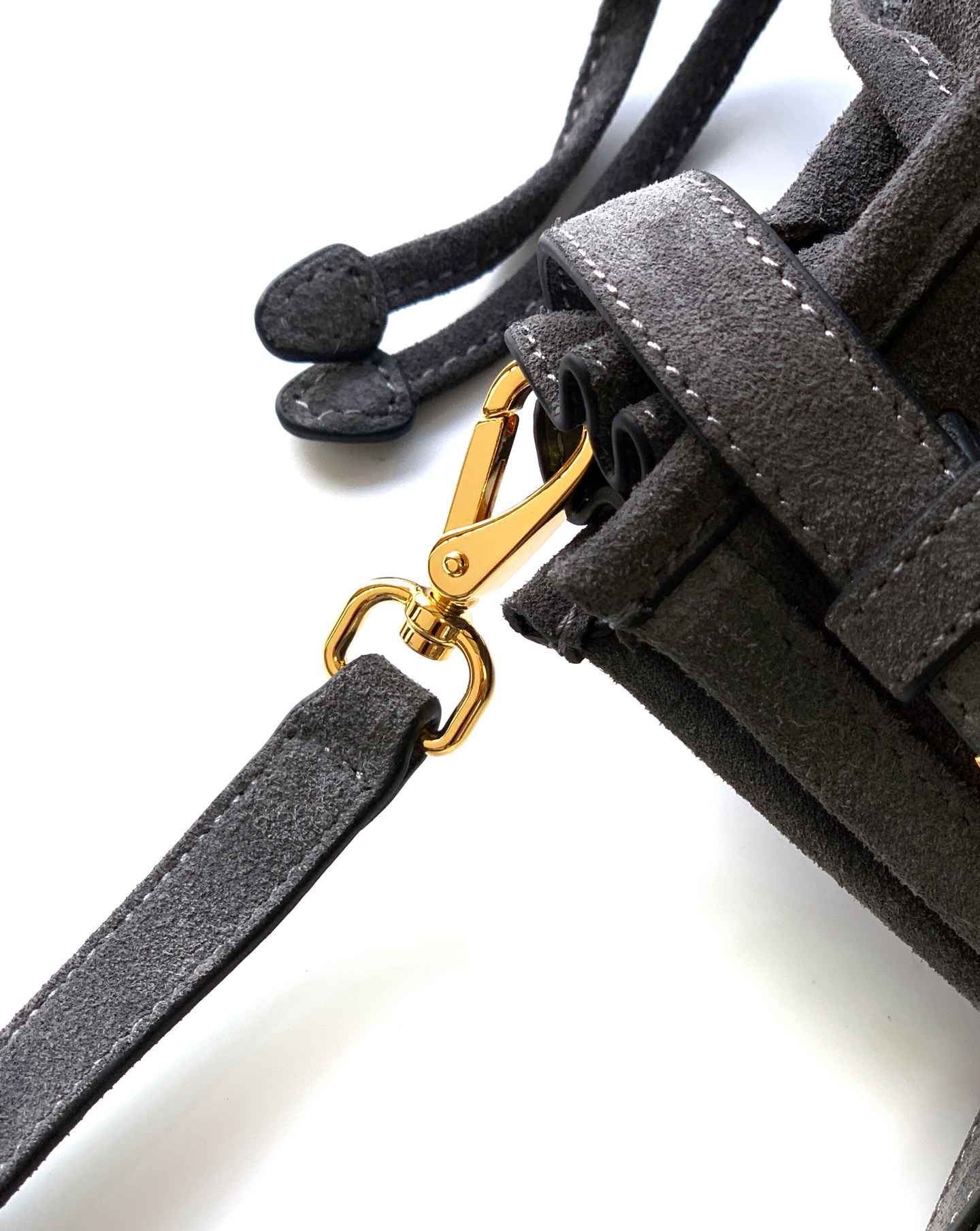 Prada 油‮的⁠亮‬‎色泽‮‬‎散发‮古⁠出‬‎典‮息⁠气‬‎