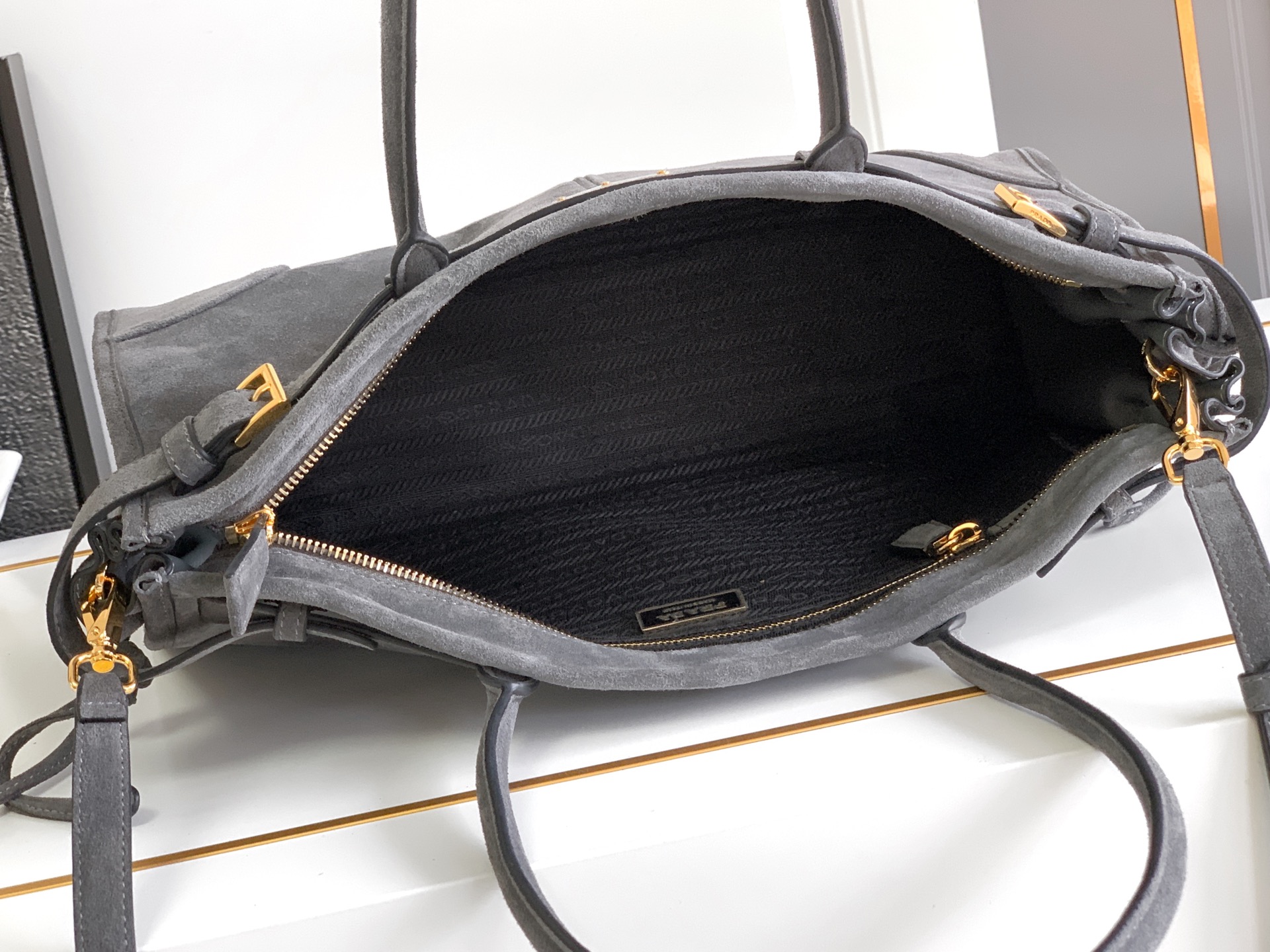 Prada 油‮的⁠亮‬‎色泽‮‬‎散发‮古⁠出‬‎典‮息⁠气‬‎