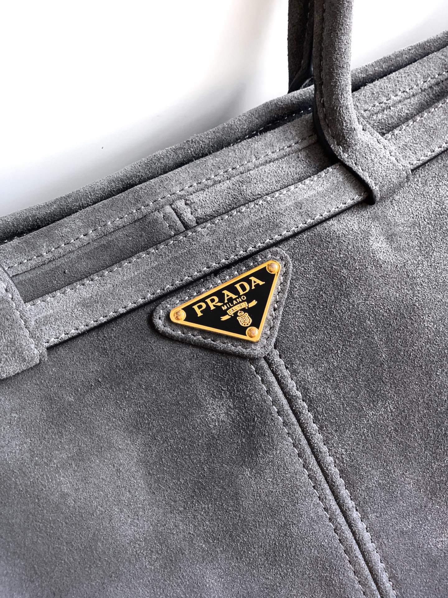 Prada 油‮的⁠亮‬‎色泽‮‬‎散发‮古⁠出‬‎典‮息⁠气‬‎