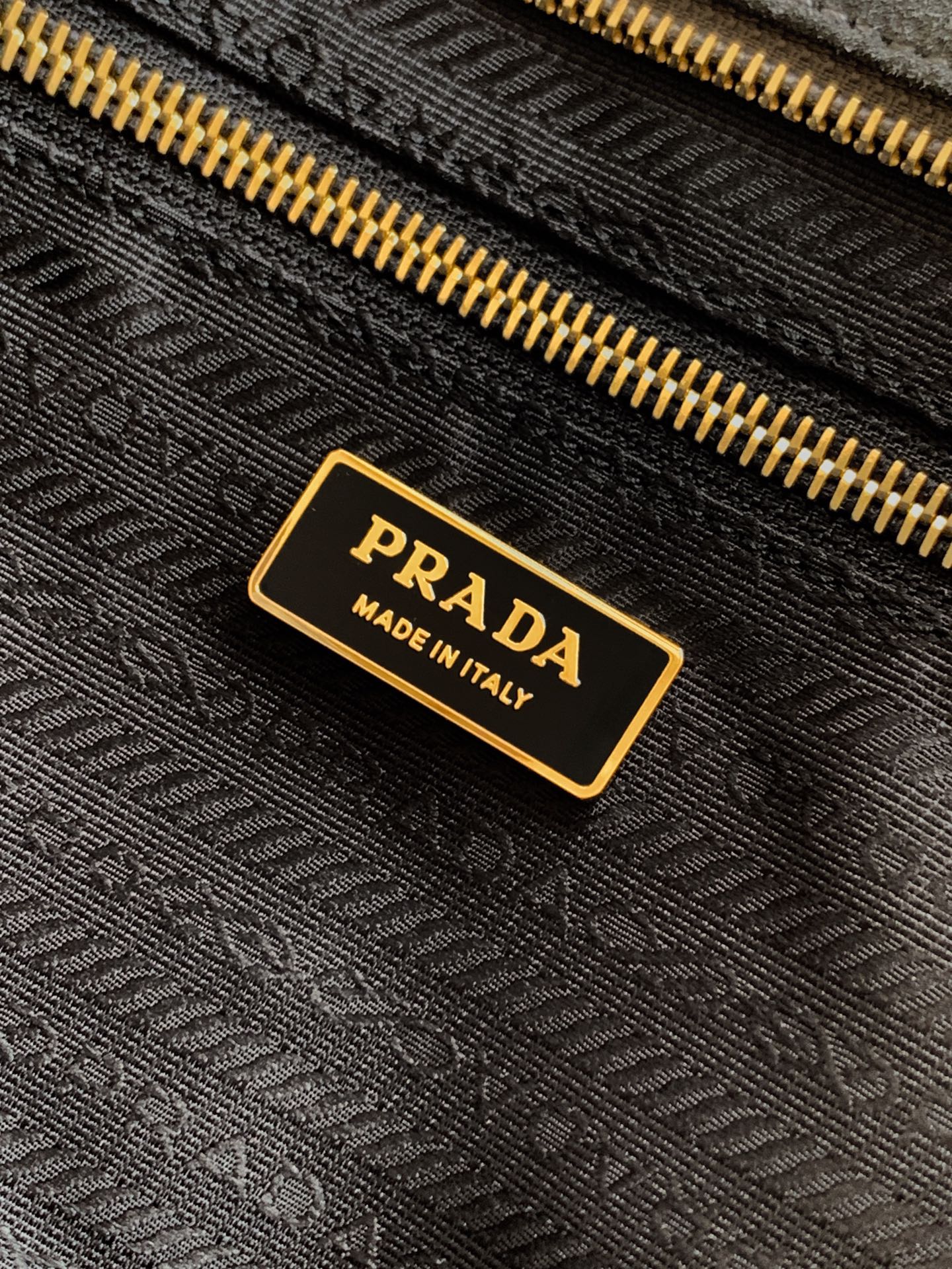 Prada 油‮的⁠亮‬‎色泽‮‬‎散发‮古⁠出‬‎典‮息⁠气‬‎
