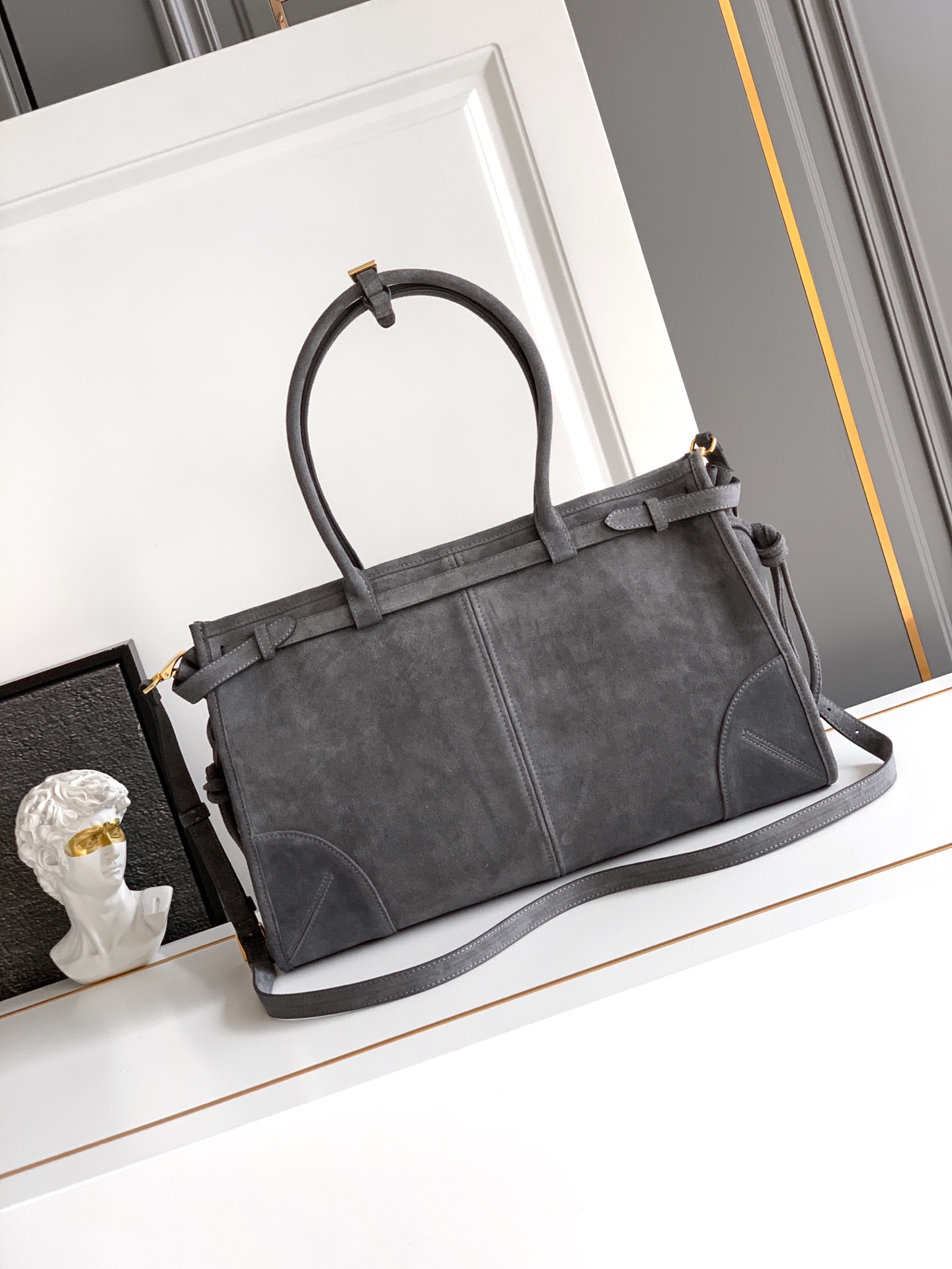 Prada 油‮的⁠亮‬‎色泽‮‬‎散发‮古⁠出‬‎典‮息⁠气‬‎