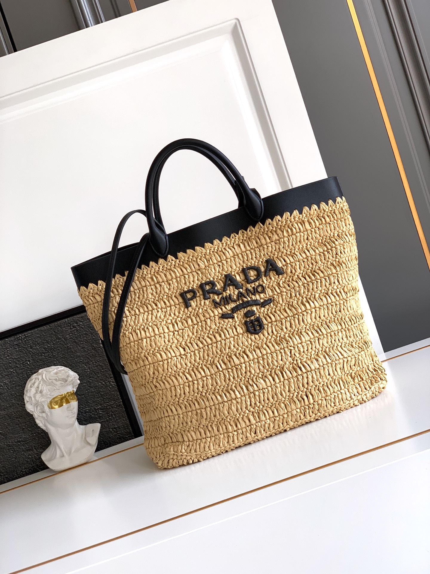 Prada 这款现代而 的托特包结合钩编工艺和皮革细节 营造出夏日氛围 牛皮双提手 可用作手提包或单肩包