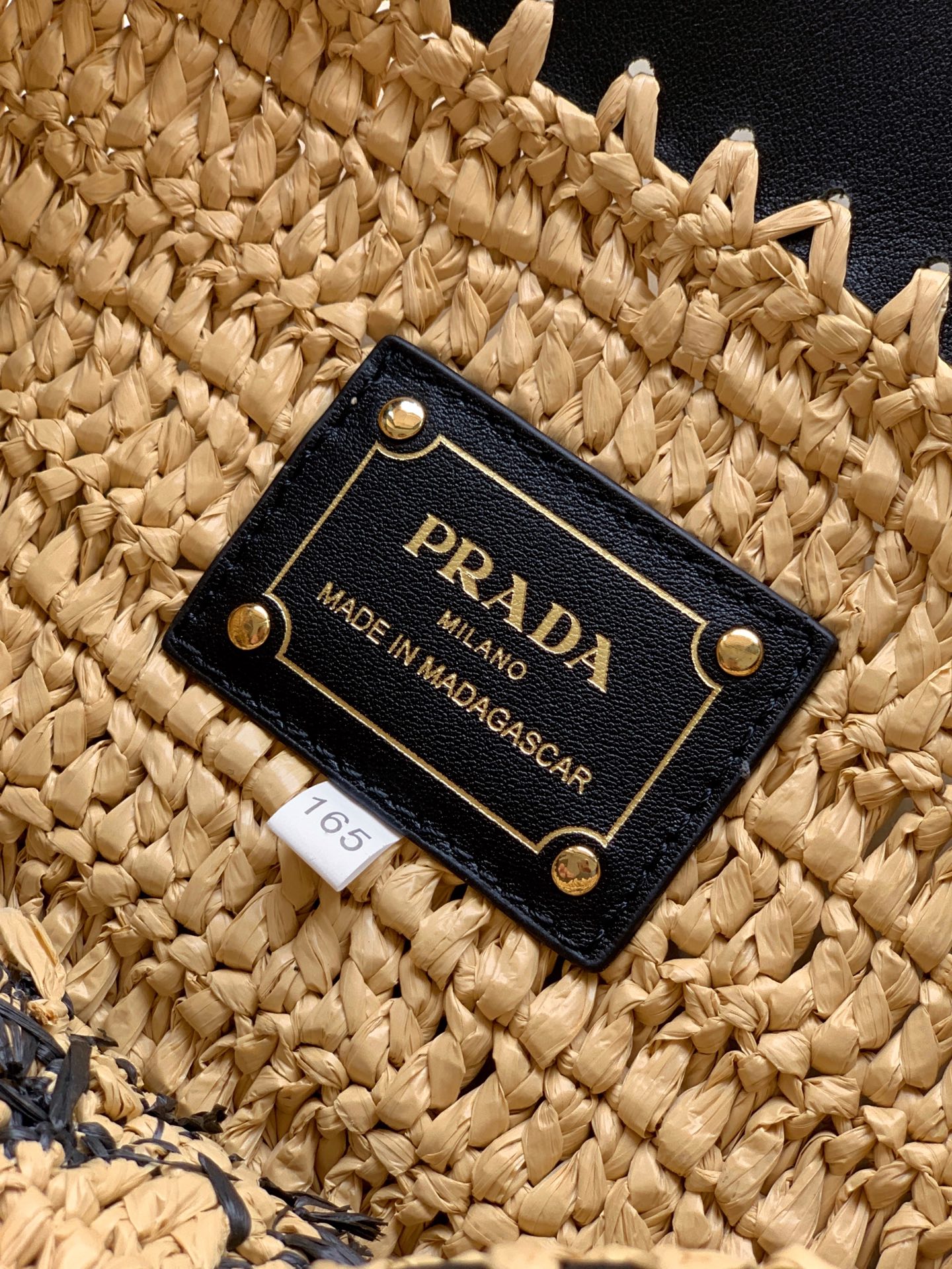 Prada 这款现代而 的托特包结合钩编工艺和皮革细节 营造出夏日氛围 牛皮双提手 可用作手提包或单肩包