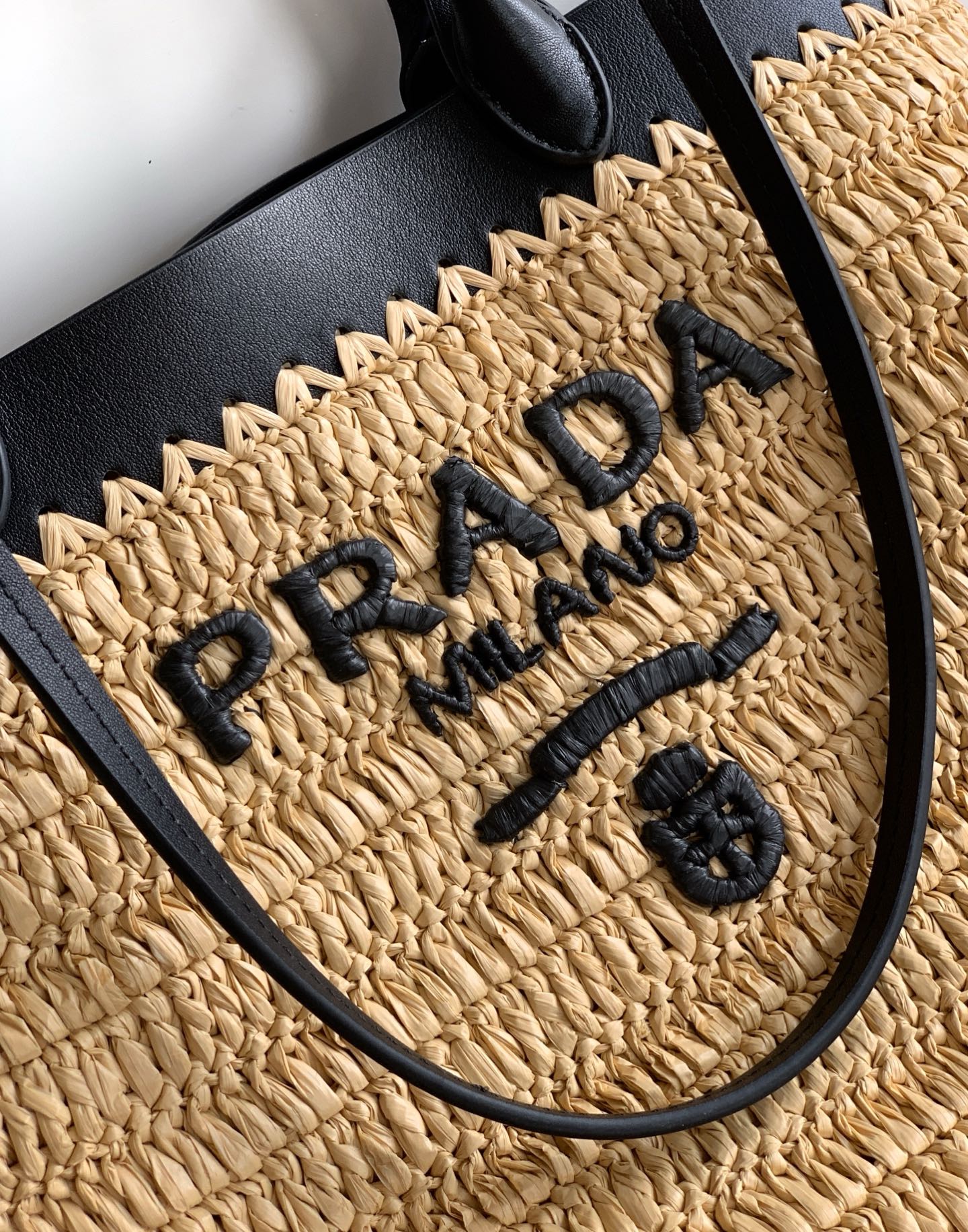 Prada 这款现代而 的托特包结合钩编工艺和皮革细节 营造出夏日氛围 牛皮双提手 可用作手提包或单肩包