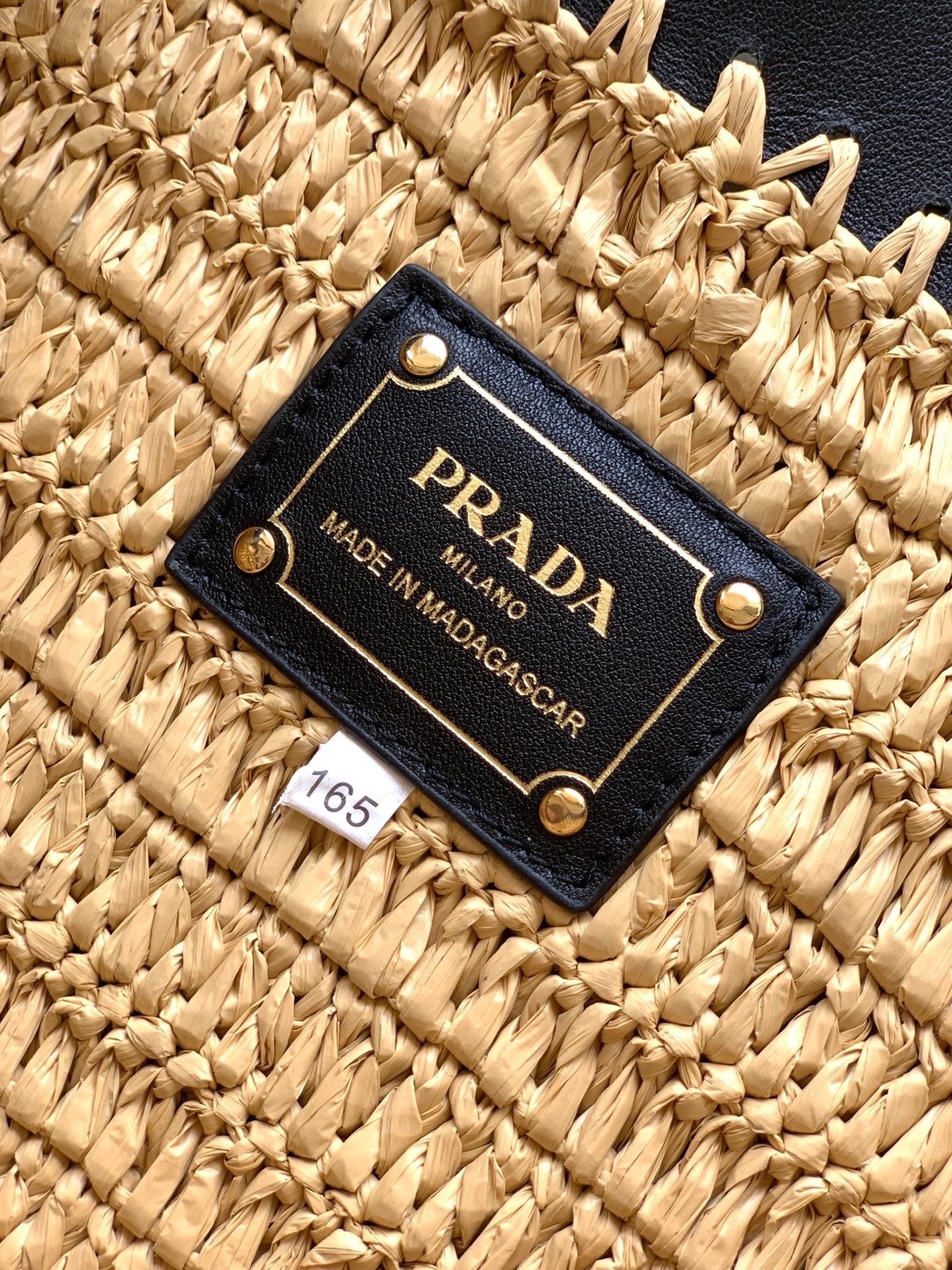 Prada 这款现代而 的托特包结合钩编工艺和皮革细节 营造出夏日氛围 牛皮双提手 可用作手提包或单肩包