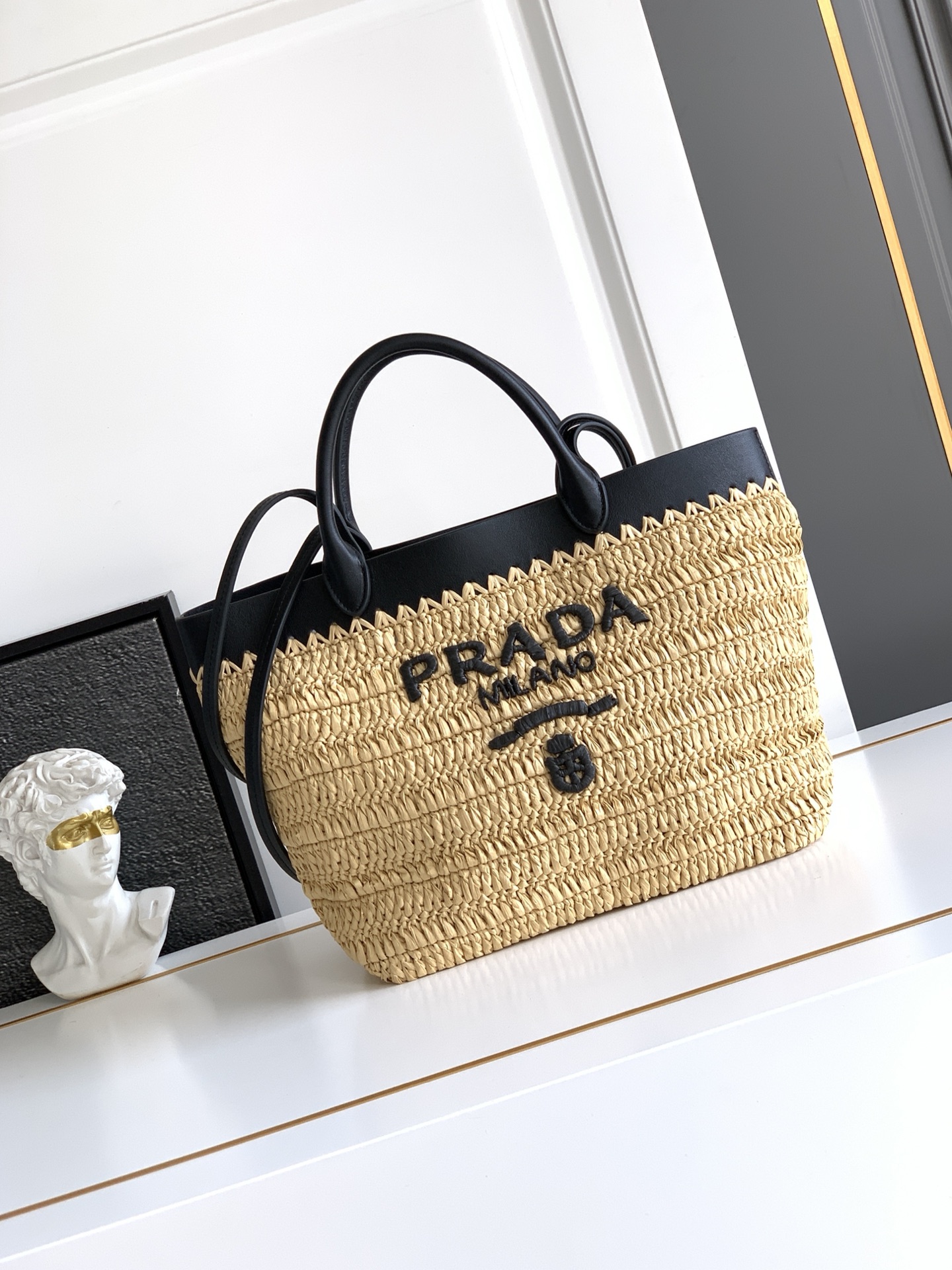 Prada 这款现代而 的托特包结合钩编工艺和皮革细节 营造出夏日氛围 牛皮双提手 可用作手提包或单肩包