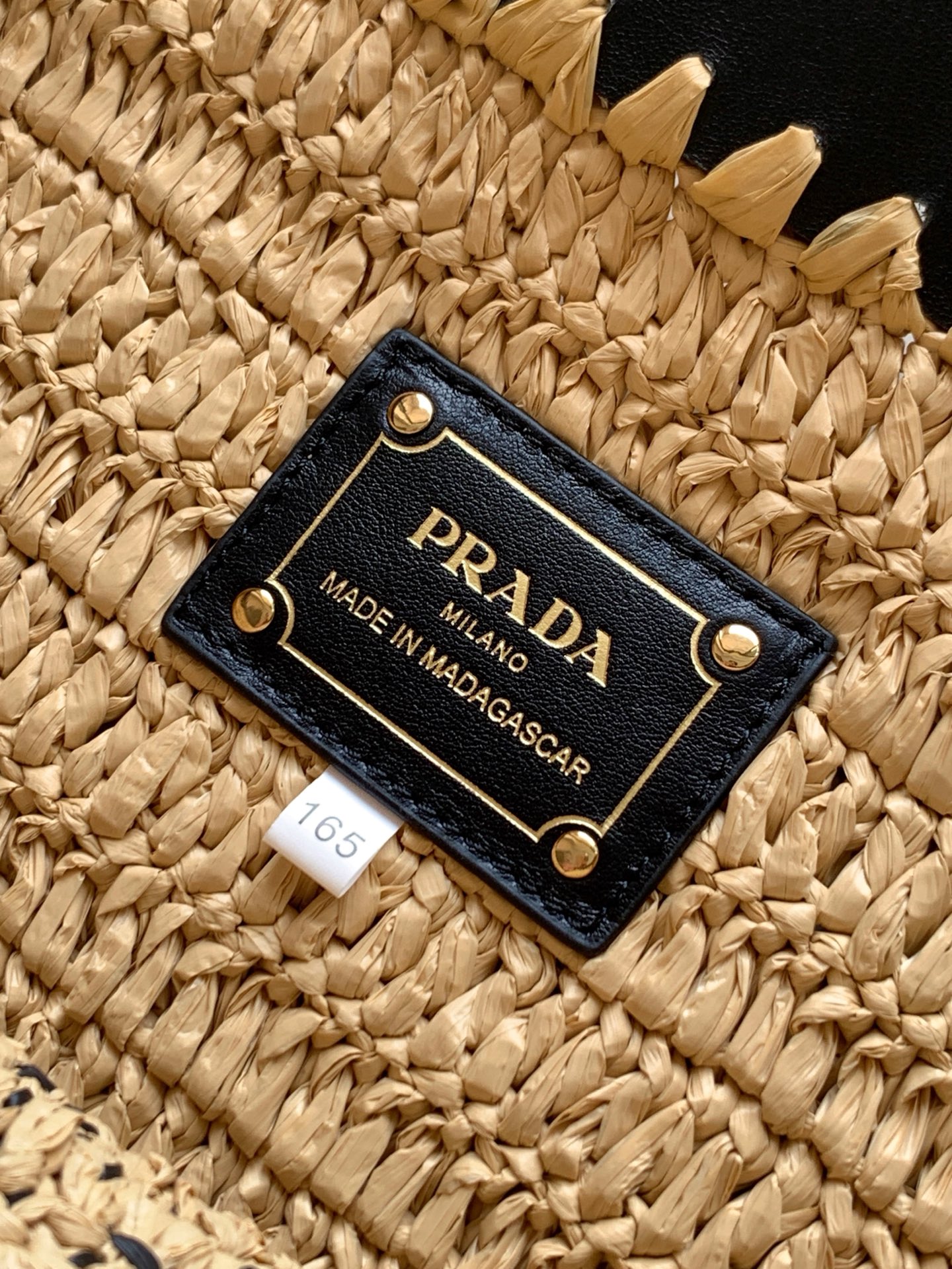 Prada 这款现代而 的迷你托特包结合钩编工艺和皮革细节 营造出夏日氛围 牛皮双提手