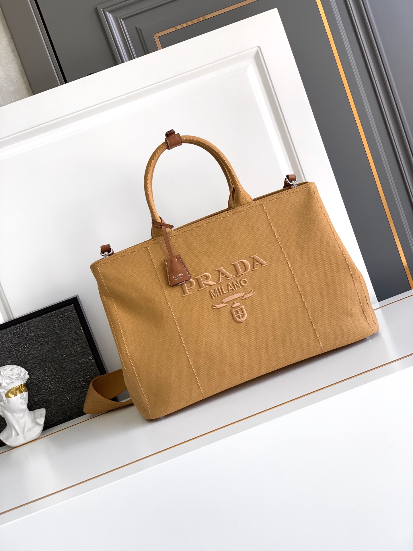 Prada 新款托特包男款这款帆布手袋以简洁 的设计崭新诠释 百搭多变 内里空间充足 款式