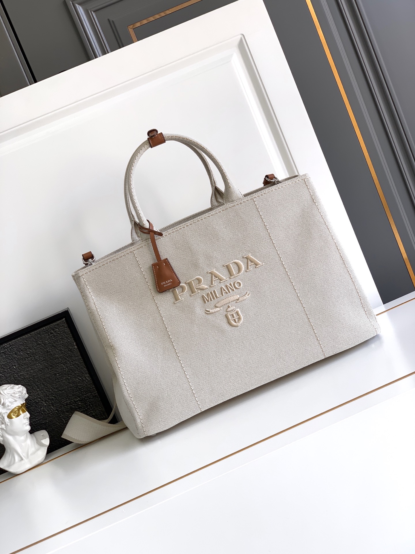 Prada 新款托特包男款这款帆布手袋以简洁 的设计崭新诠释 百搭多变 内里空间充足 款式