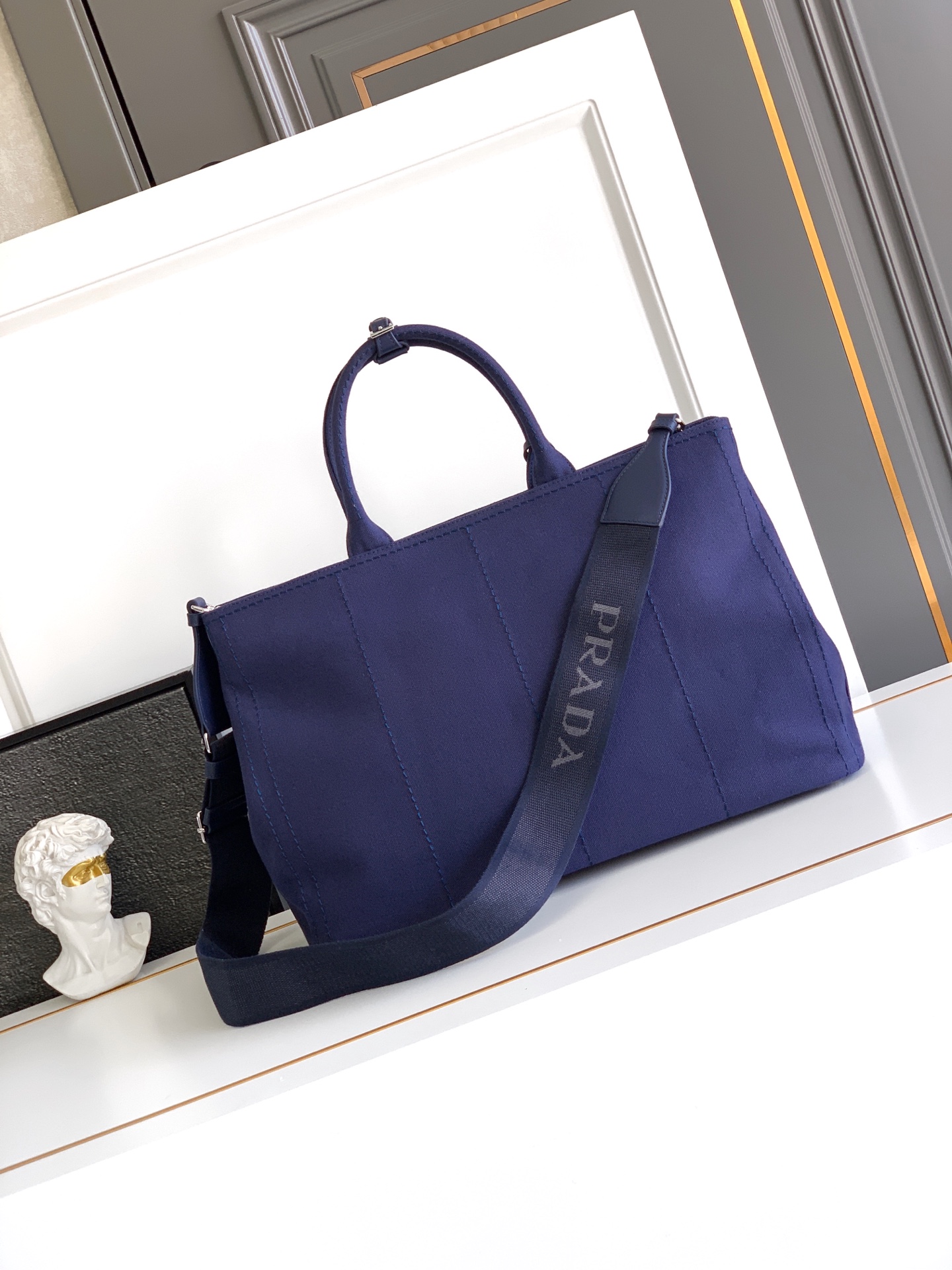 Prada 新款托特包男款这款帆布手袋以简洁 的设计崭新诠释 百搭多变 内里空间充足 款式