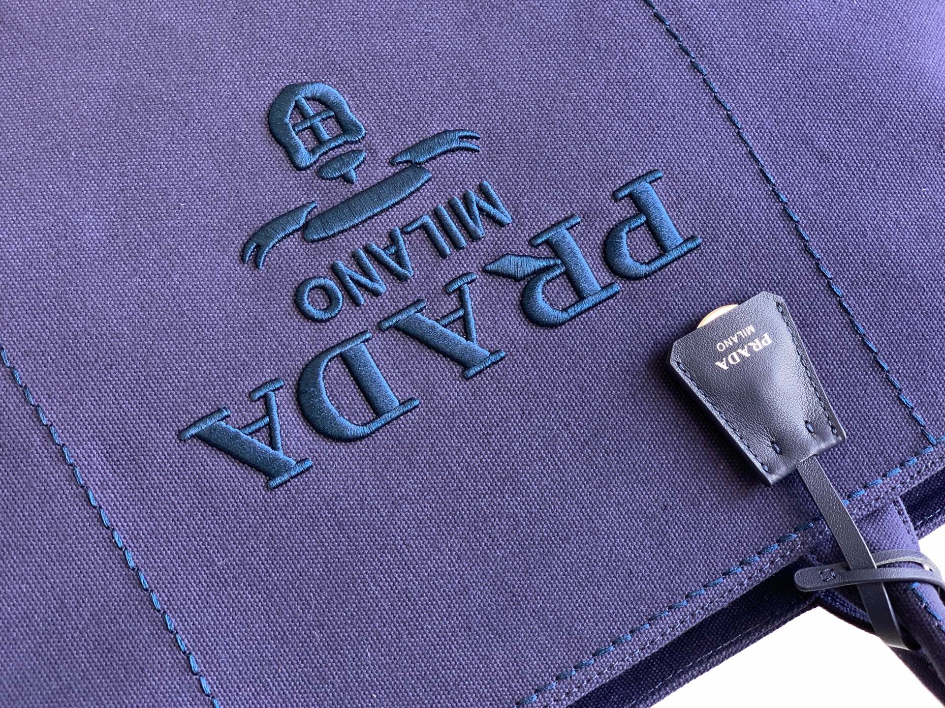 Prada 新款托特包男款这款帆布手袋以简洁 的设计崭新诠释 百搭多变 内里空间充足 款式