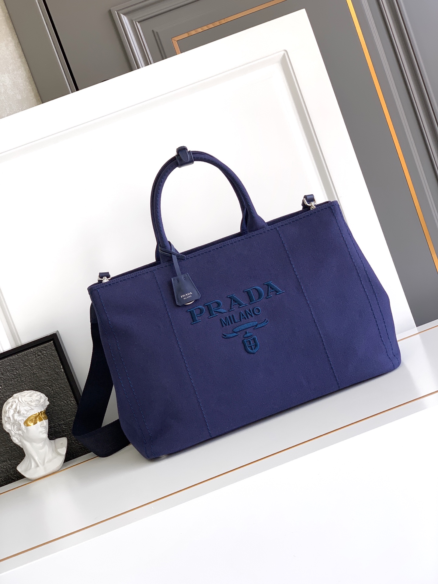 Prada 新款托特包男款这款帆布手袋以简洁 的设计崭新诠释 百搭多变 内里空间充足 款式