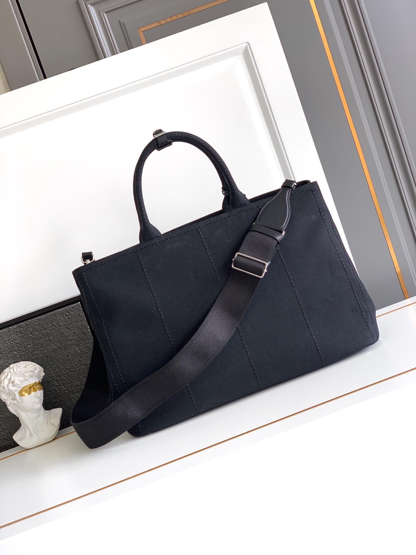 Prada 新款托特包男款这款帆布手袋以简洁 的设计崭新诠释 百搭多变 内里空间充足 款式